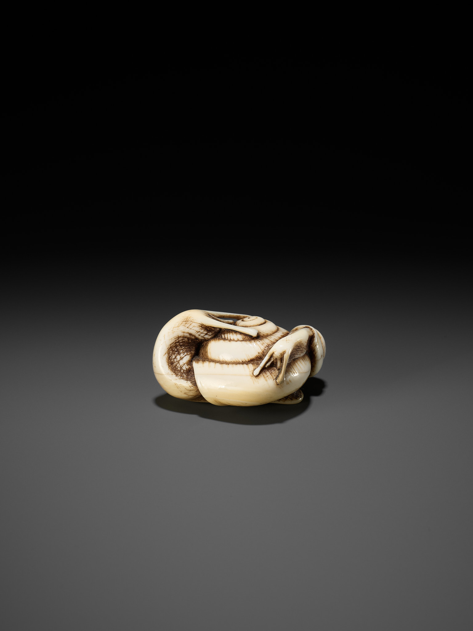 A FINE IVORY NETSUKE DEPICTING A PAIR OF SNAILS - Bild 4 aus 11