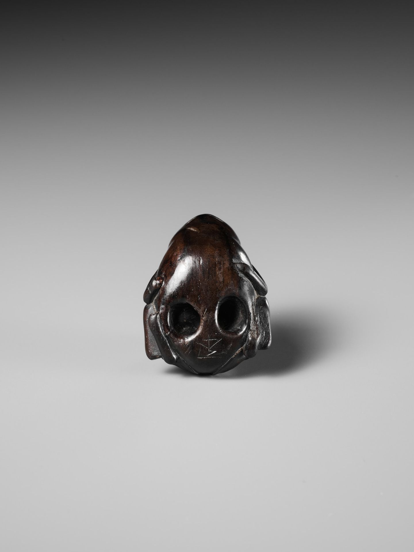 A RARE DARK WOOD NETSUKE OF A SUMO WRESTLING FROG - Image 4 of 13