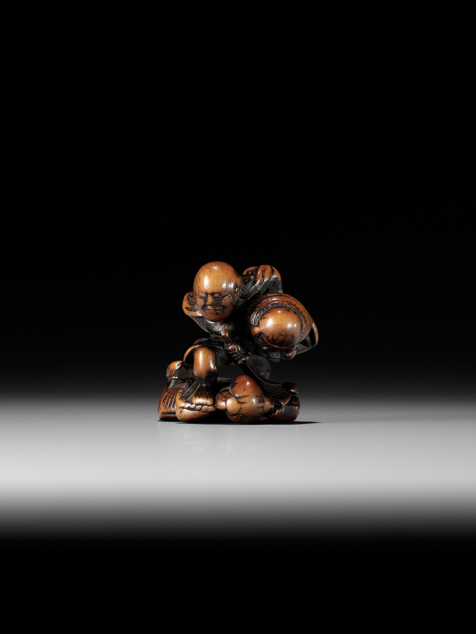 NAGAMITSU: A RARE WOOD NETSUKE OF GOBAN TADANOBU - Image 6 of 15