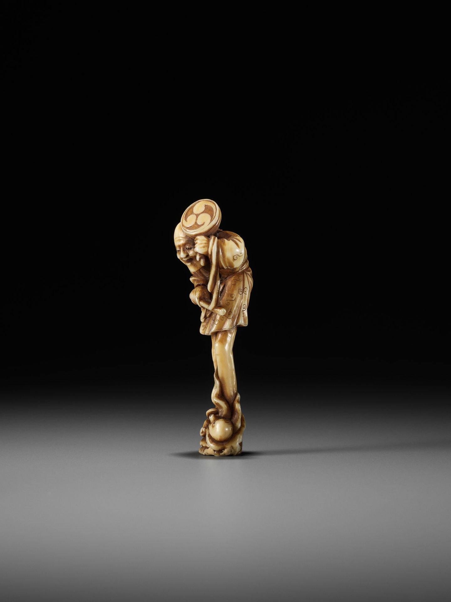 SHOGETSU: AN AMUSING IVORY NETSUKE OF ASHINAGA AND OCTOPUS - Bild 5 aus 11