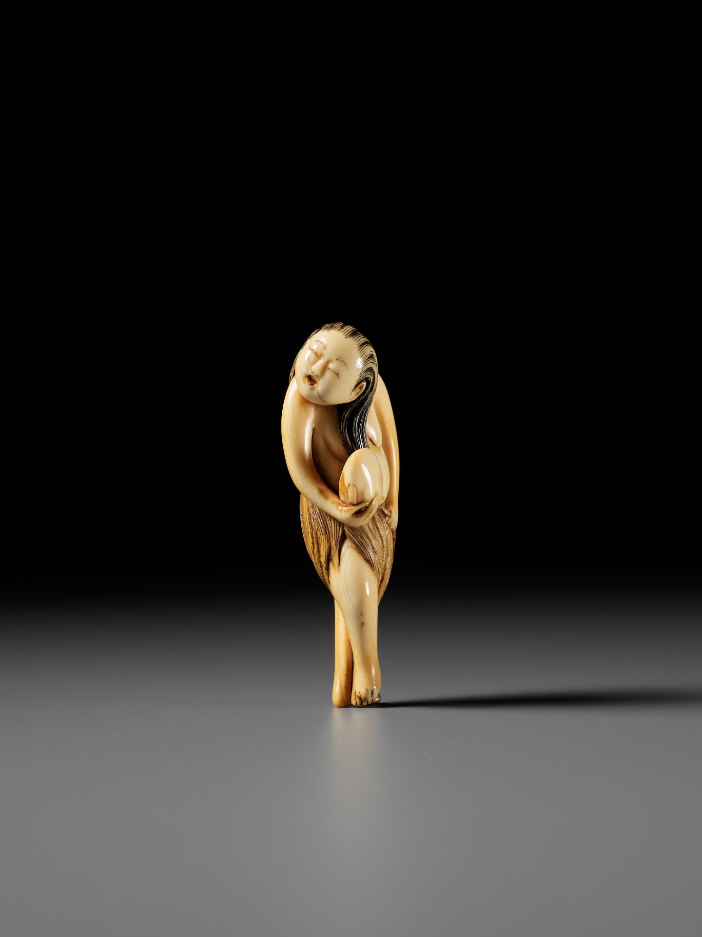 A SUPERB IVORY NETSUKE OF A DIVING GIRL, AMA - Bild 11 aus 18