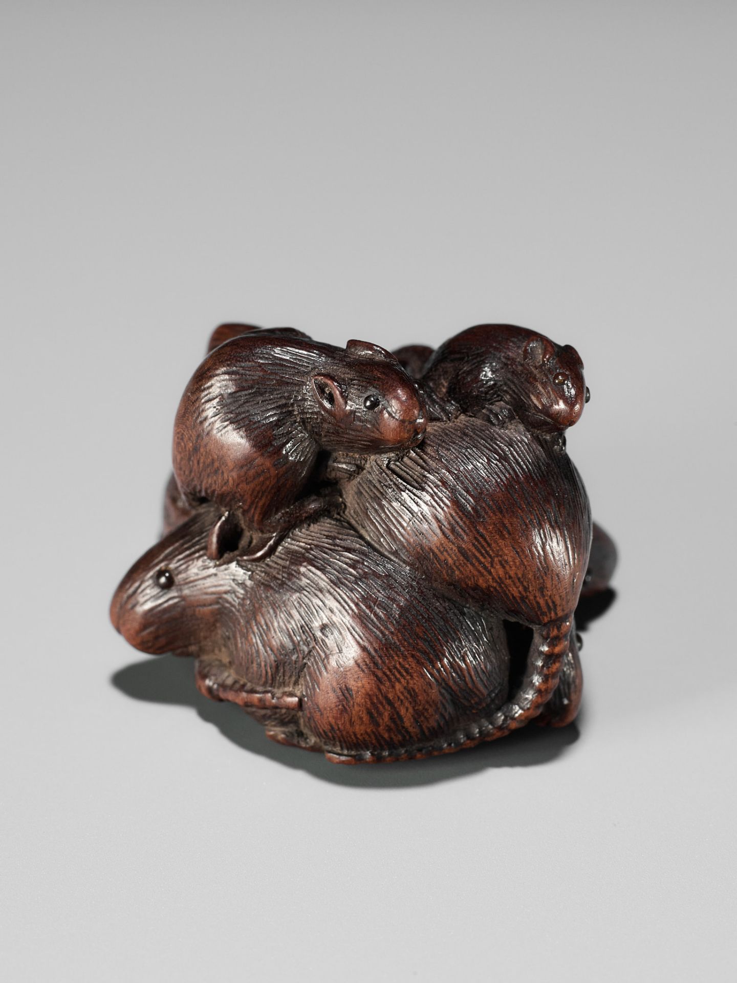 SARI: A FINE WOOD NETSUKE DEPICTING A MISCHIEF OF RATS - Bild 3 aus 13