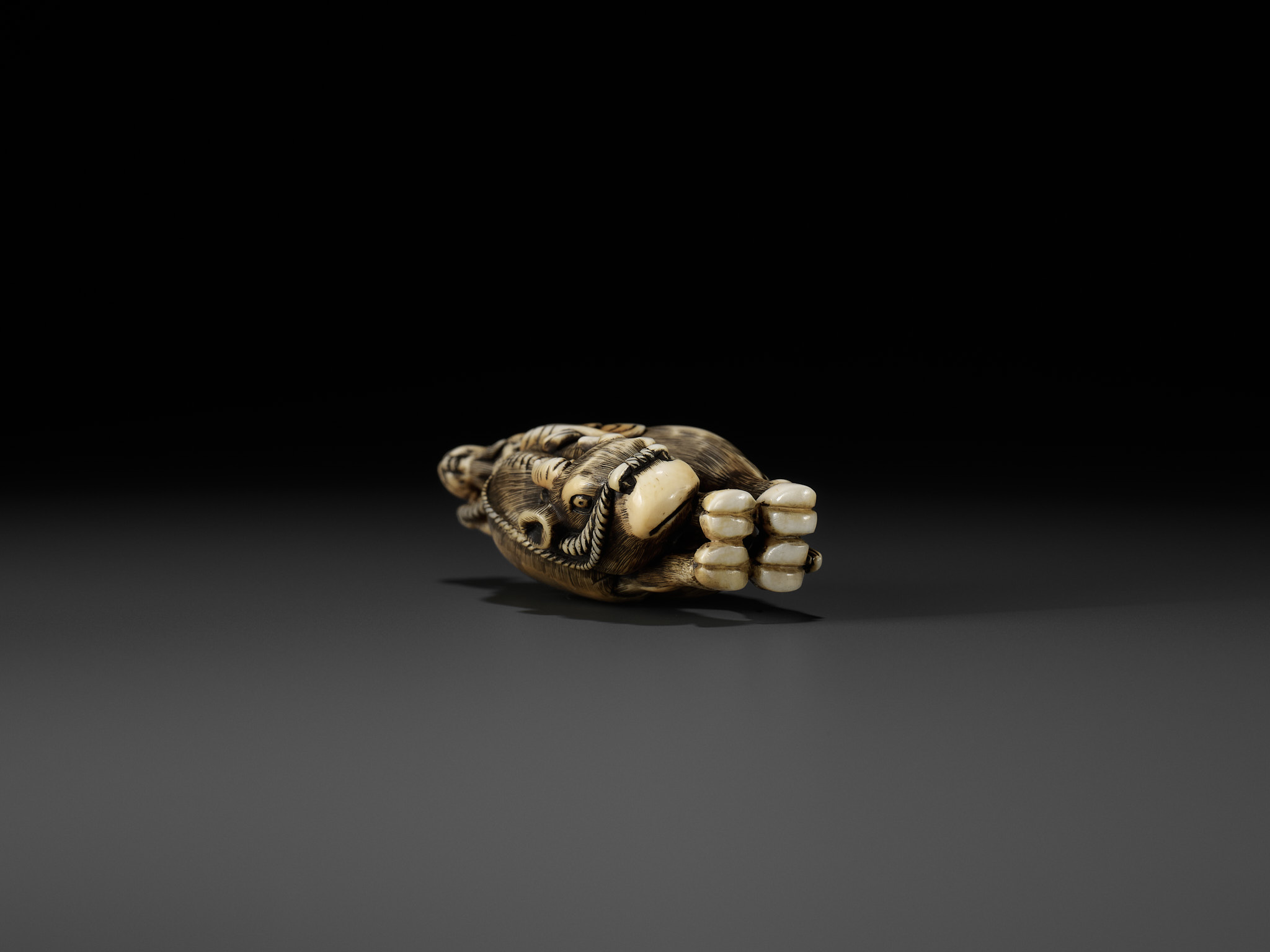 A FINE IVORY NETSUKE OF ROSHI ATOP AN OX - Image 11 of 12