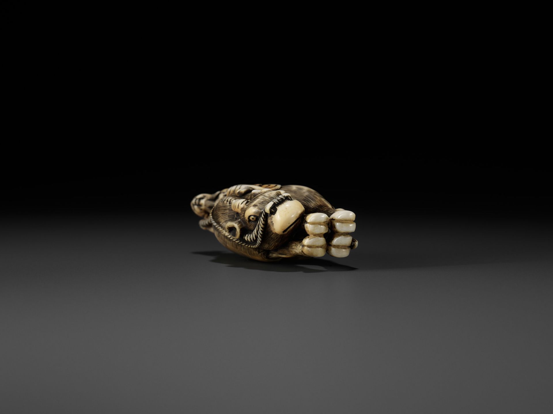 A FINE IVORY NETSUKE OF ROSHI ATOP AN OX - Image 11 of 12