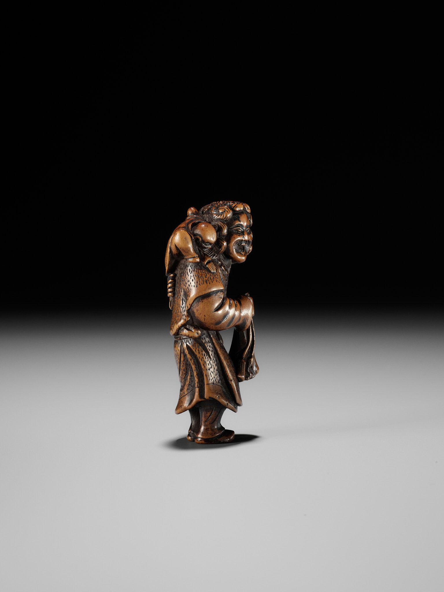 A GOOD WOOD NETSUKE OF A DUTCHMAN WITH CHILD - Image 9 of 11