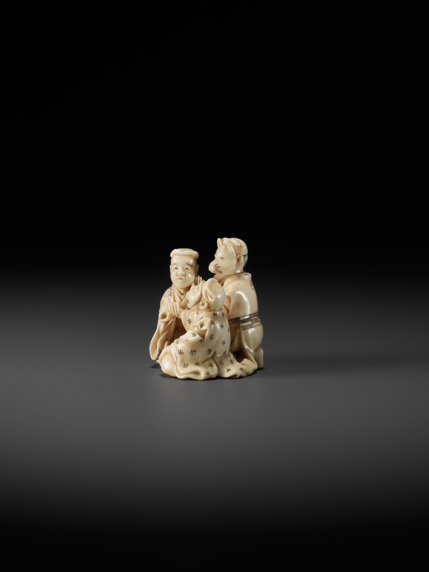 MORITA SOKO: A FINE IVORY NETSUKE DEPICTING THREE ACTORS - Image 7 of 14