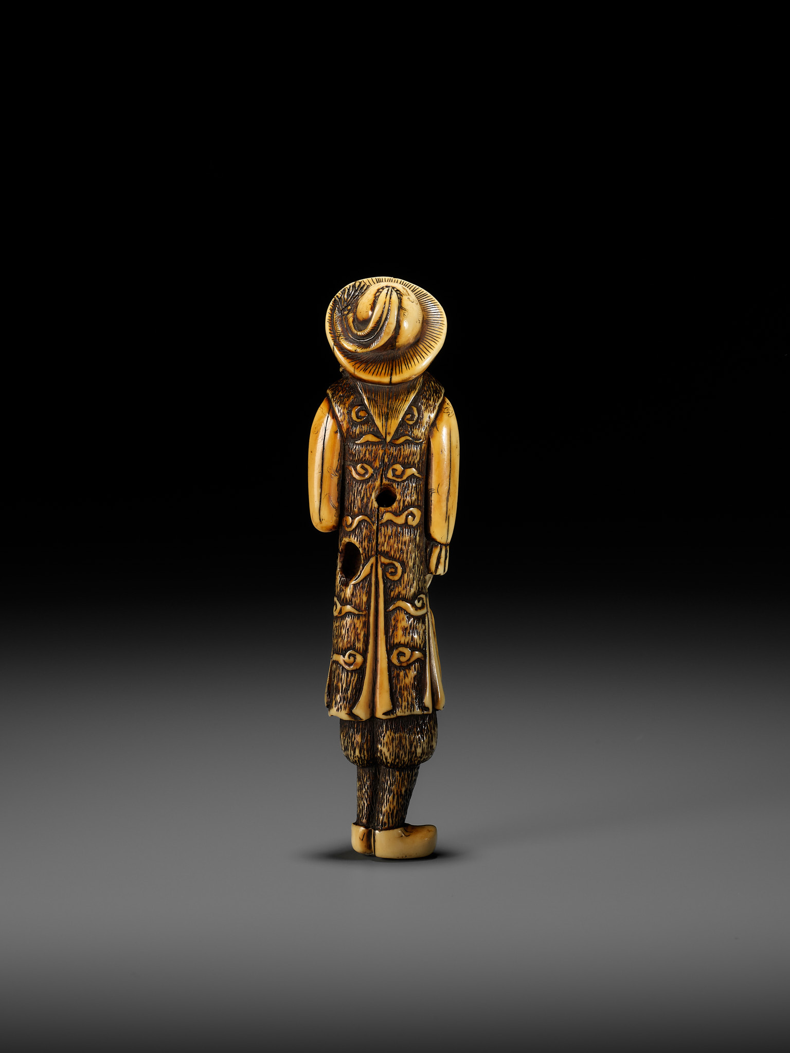 A SUPERB AND LARGE IVORY NETSUKE OF A DUTCHMAN WITH A TRUMPET - Image 11 of 21