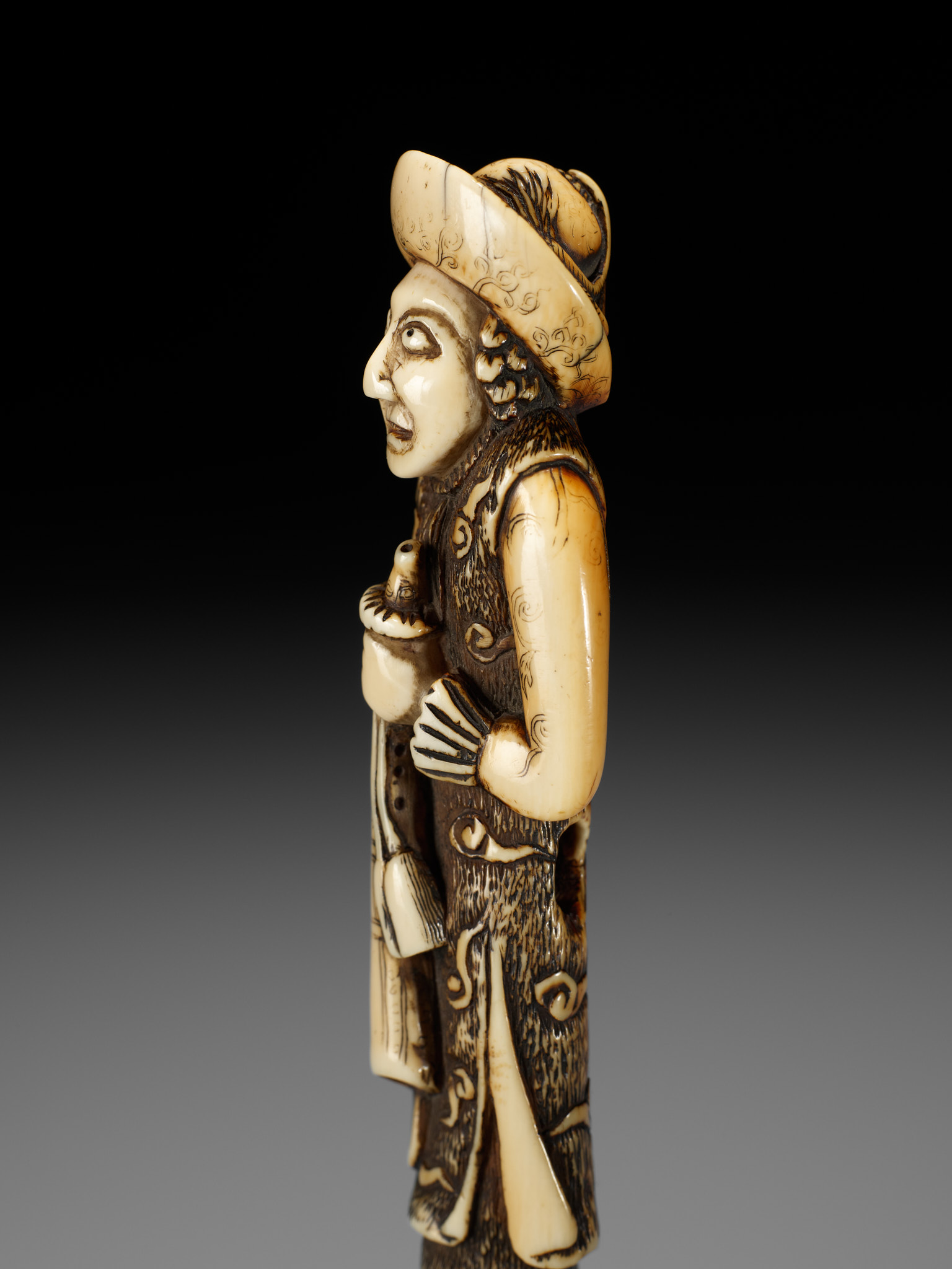 A SUPERB AND LARGE IVORY NETSUKE OF A DUTCHMAN WITH A TRUMPET - Image 18 of 21