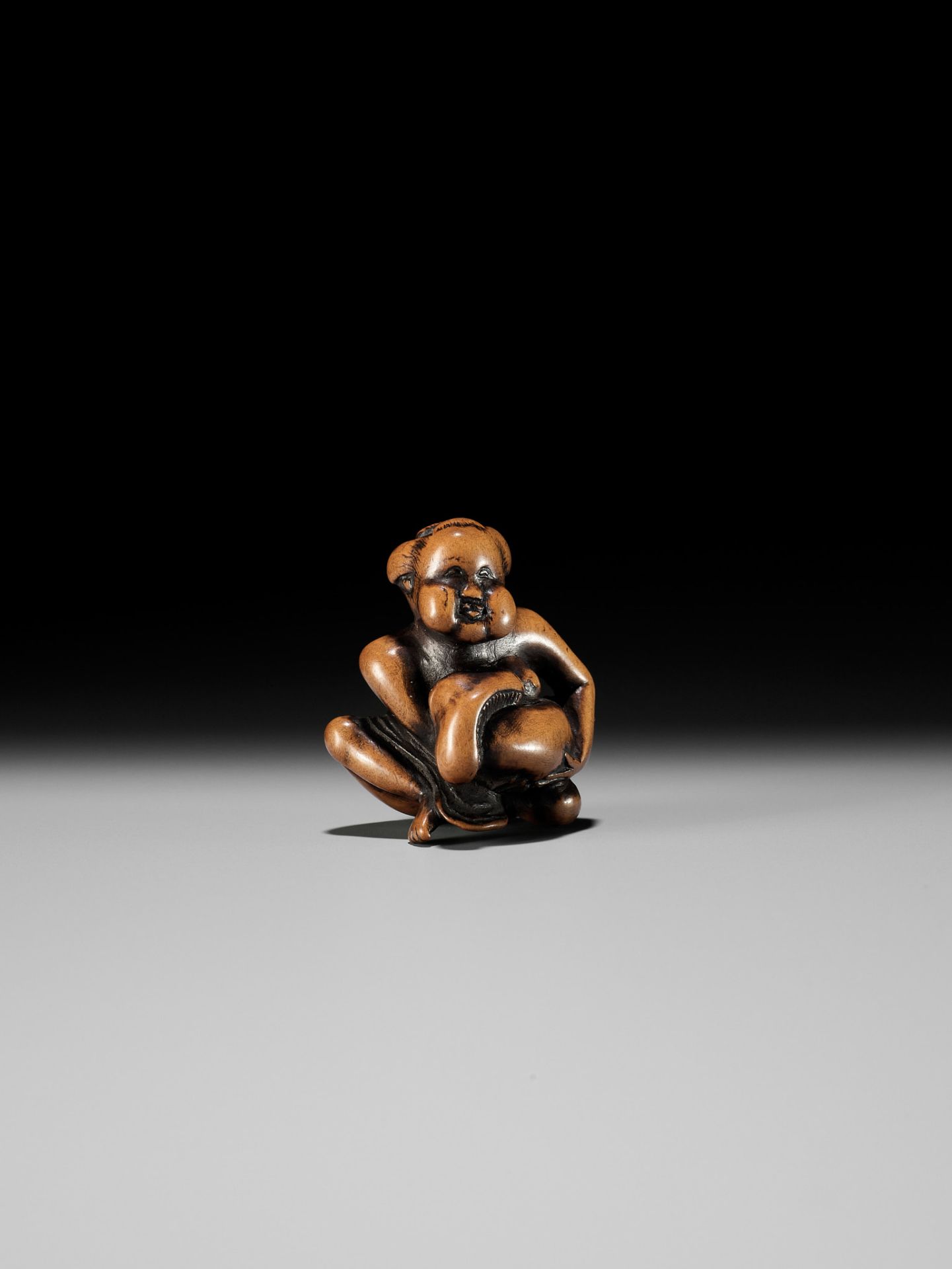 A WOOD SHUNGA NETSUKE OF OKAME CRADLING A HUGE MUSHROOM - Image 10 of 11