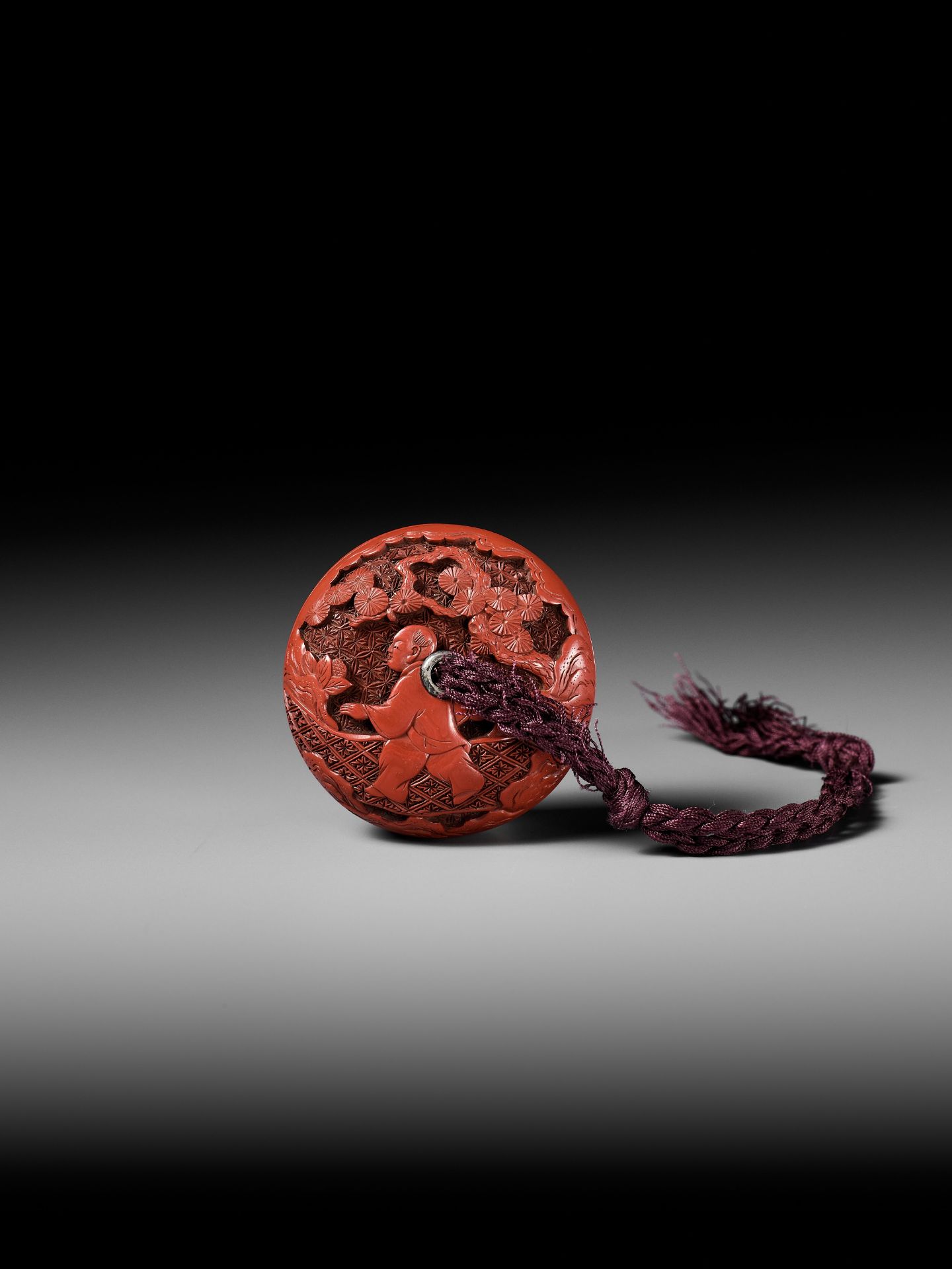 A FINE TSUISHU (CARVED RED LACQUER) MANJU NETSUKE WITH CHINESE LITERATI AND SHISHI - Image 3 of 9