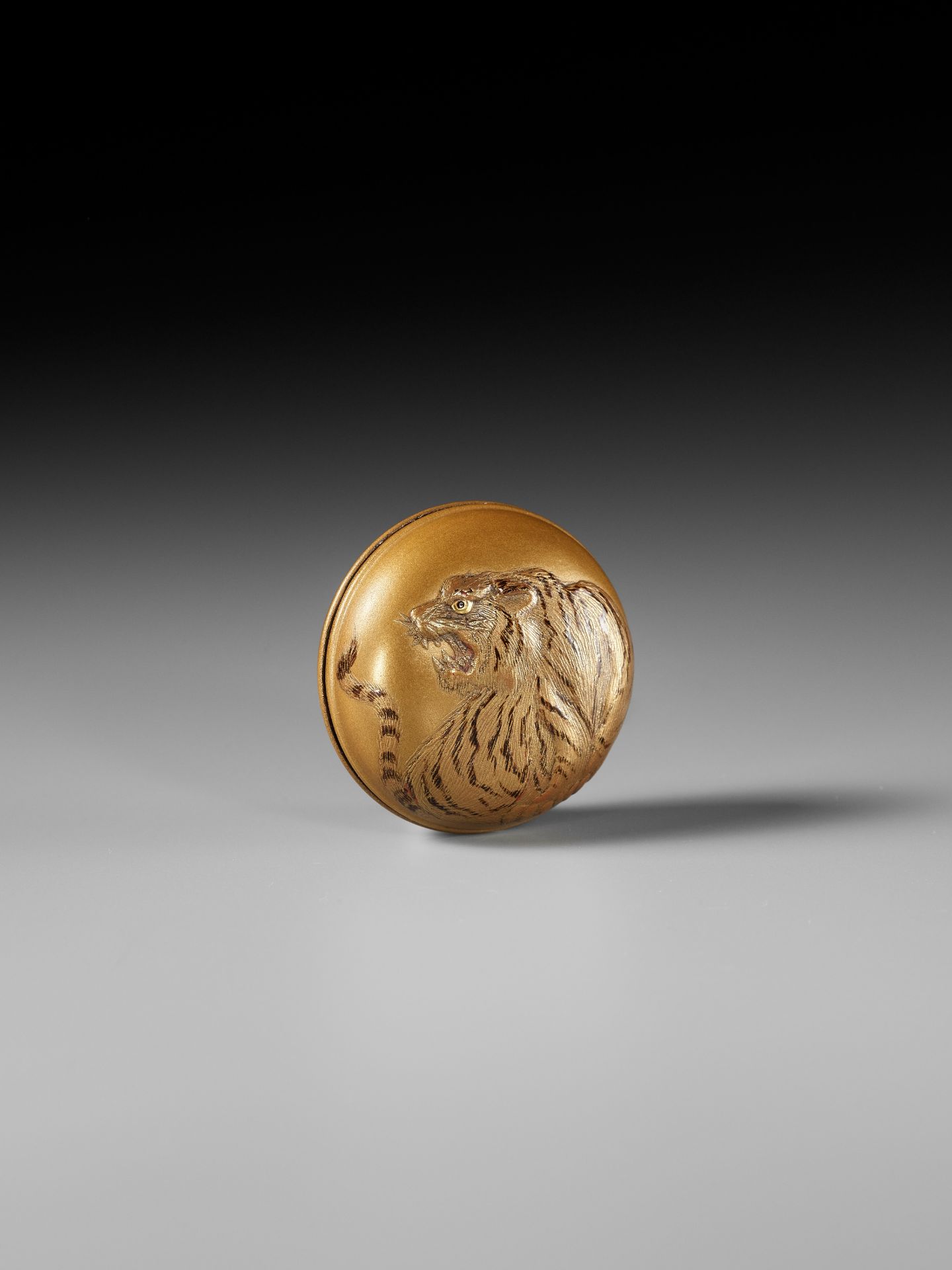 A FINE GOLD LACQUER MANJU NETSUKE OF A TIGER - Bild 4 aus 10