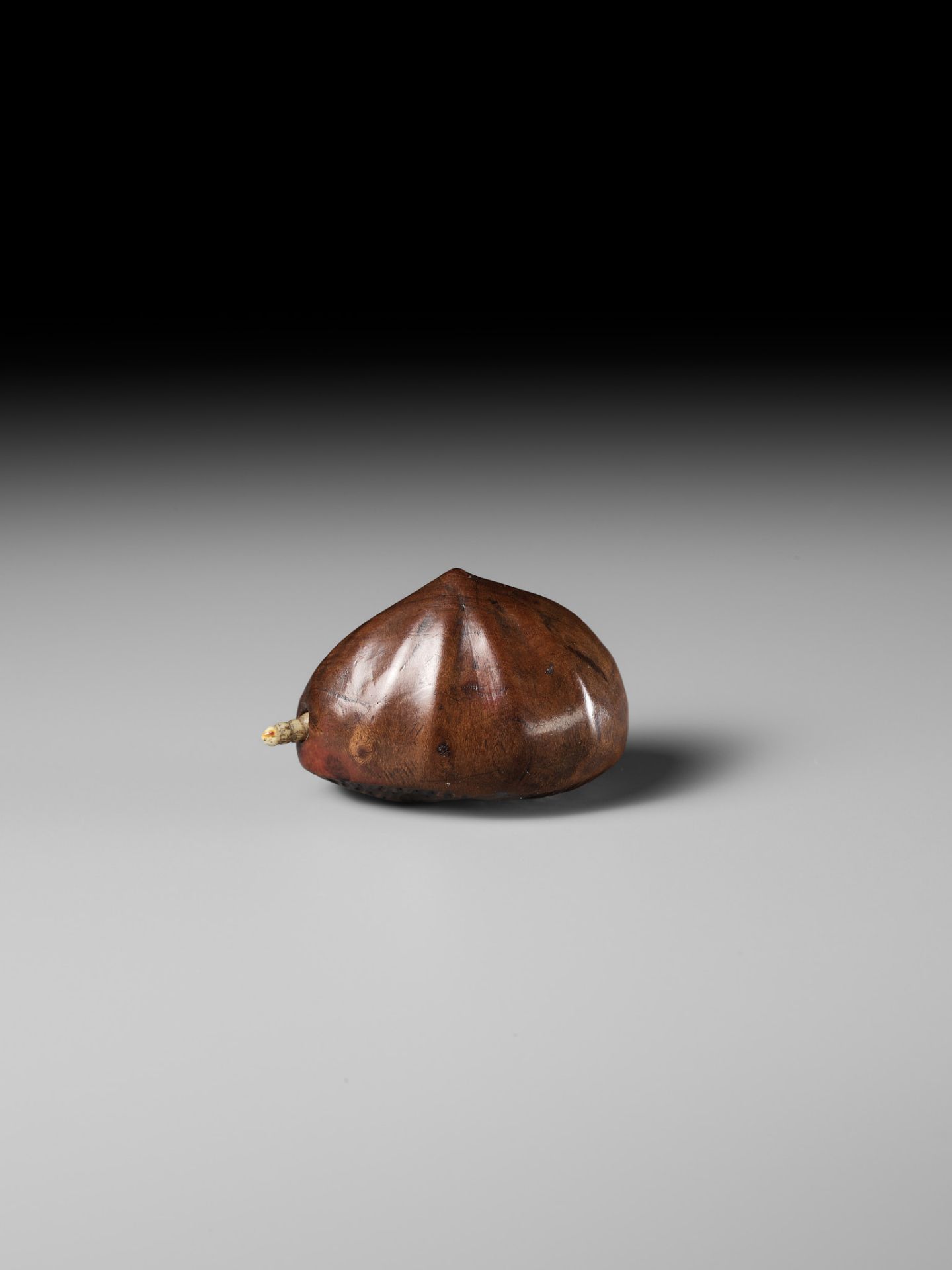 MINKO: A WOOD NETSUKE OF A CHESTNUT WITH A MOVEABLE MAGGOT - Bild 8 aus 10