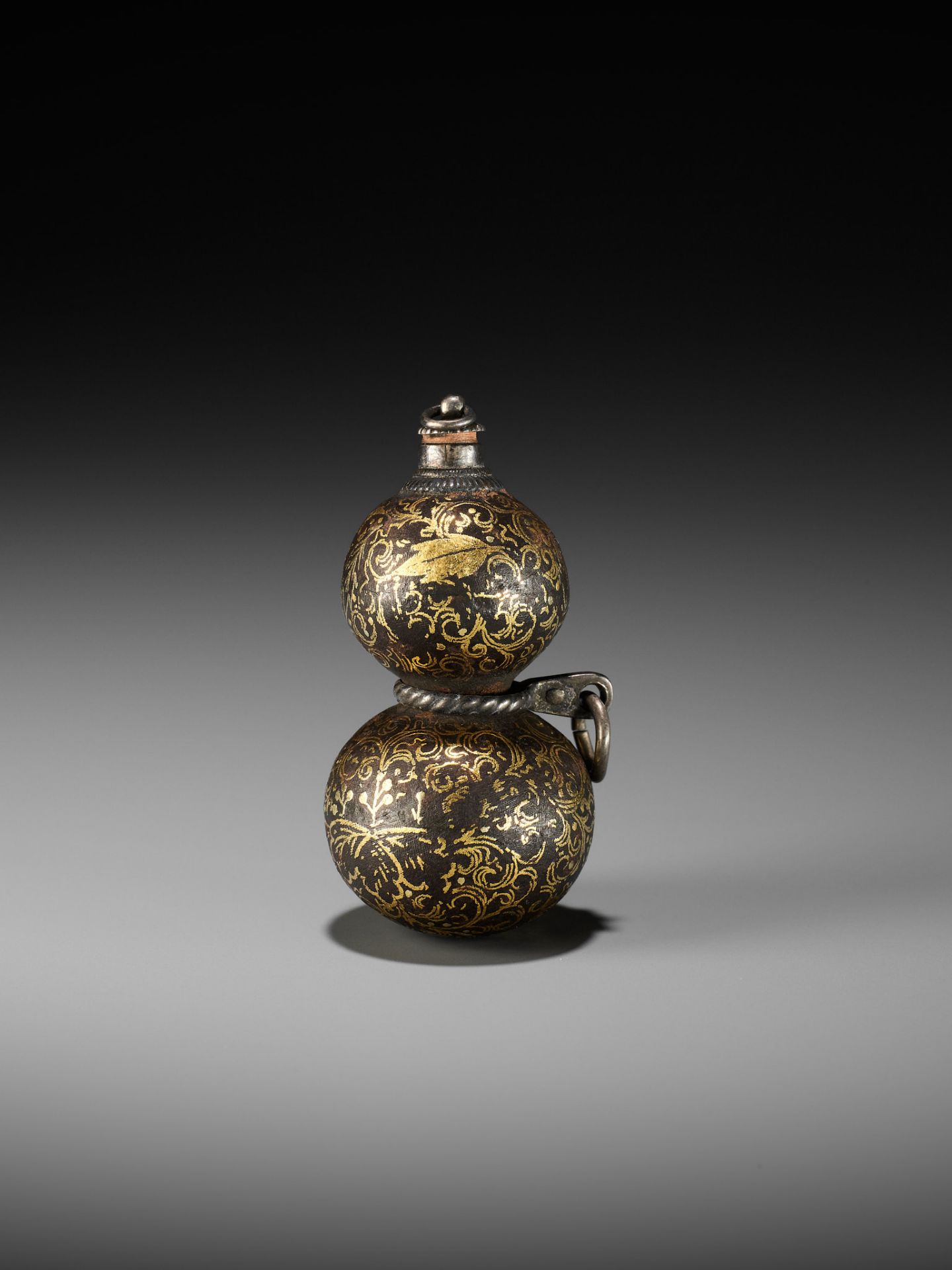 A RARE IRON GOURD-SHAPED NETSUKE WITH GOLD KIRI MON - Image 3 of 9