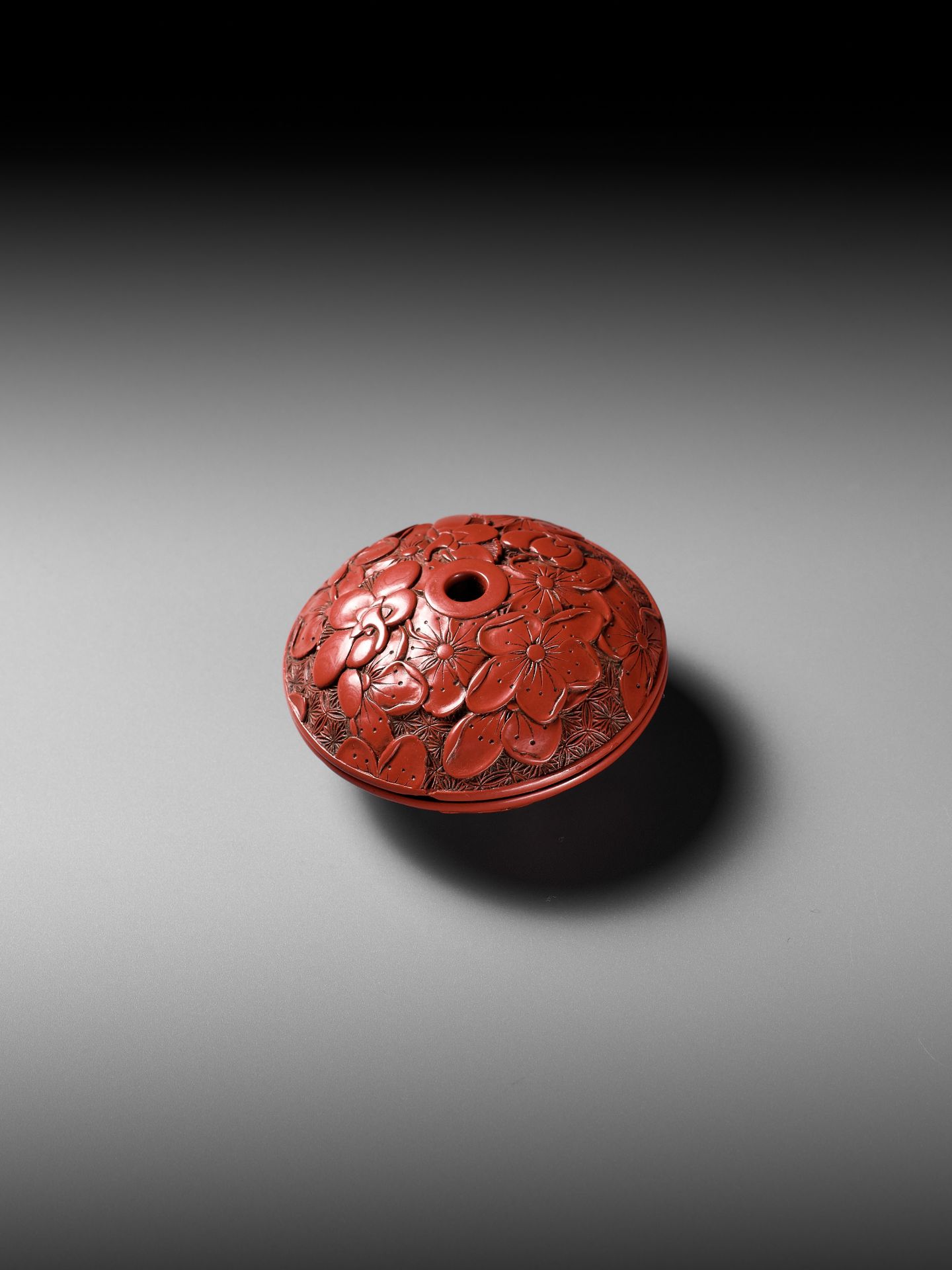 A FINE TSUISHU (CARVED RED LACQUER) MANJU NETSUKE WITH PEACH BLOSSOMS - Bild 7 aus 13