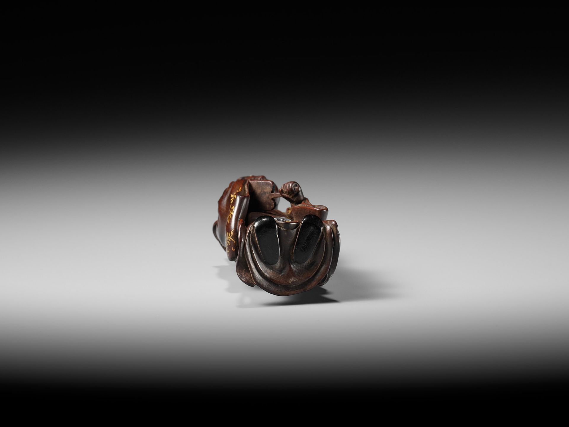 KYOKUSEI: A SUPERB AND LARGE LACQUERED AND INLAID WOOD NETSUKE OF BENTEN - Image 15 of 15