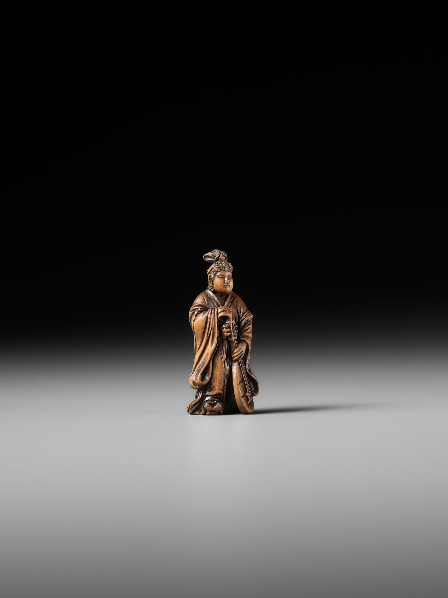 SETTEI: A VERY FINE MINIATURE WOOD NETSUKE OF BENTEN HOLDING A BIWA - Bild 2 aus 14