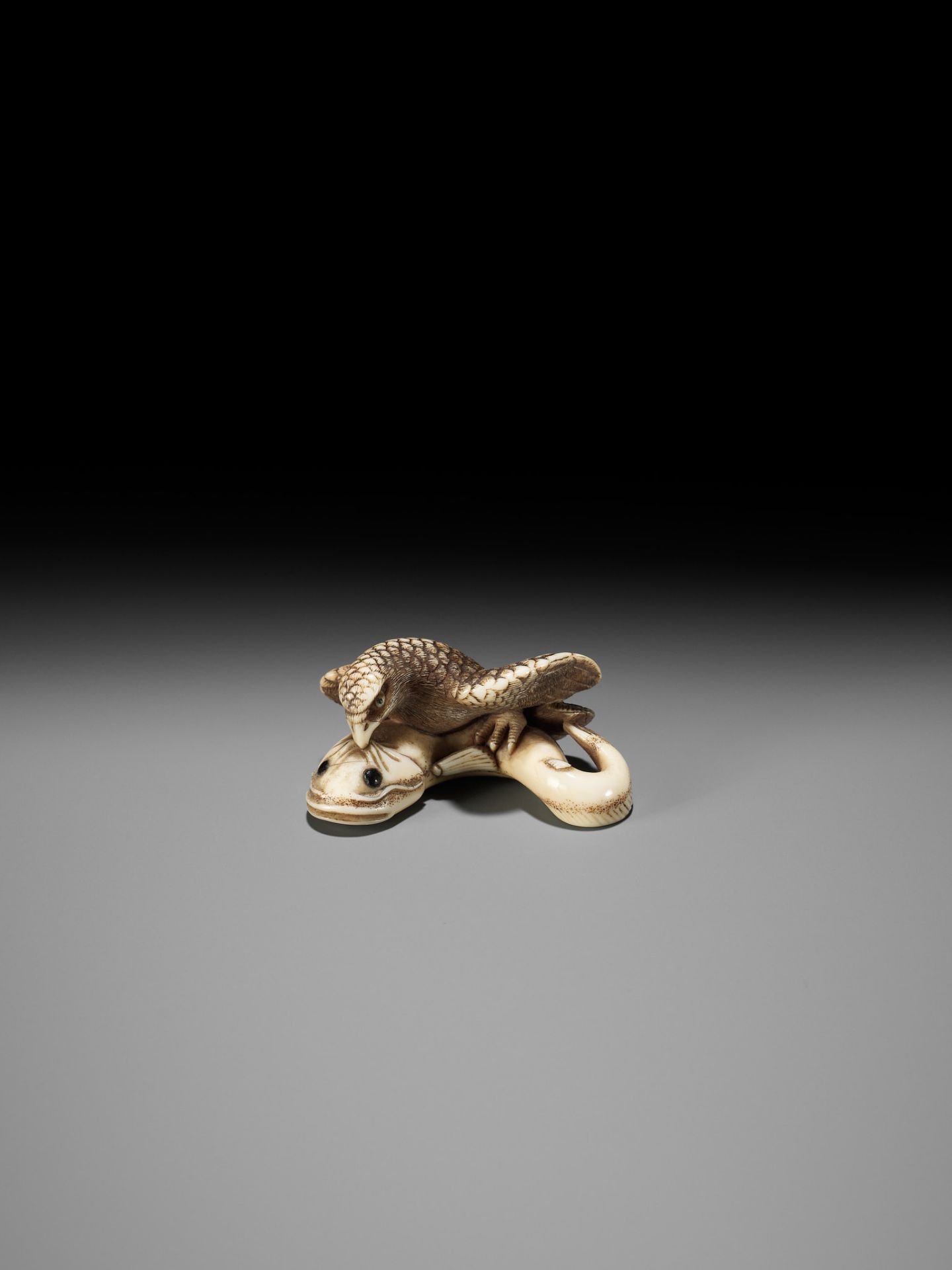 HIDEMASA: A FINE IVORY NETSUKE OF AN EAGLE AND NAMAZU - Bild 12 aus 15