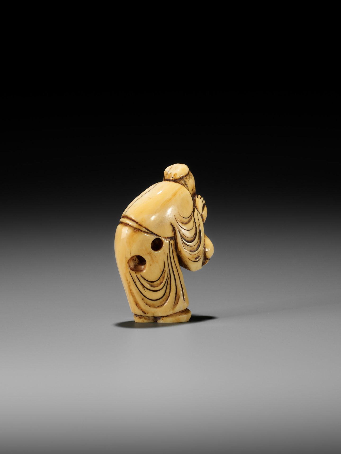 AN EARLY IVORY NETSUKE OF A CHINESE IMMORTAL WITH A GOURD - Bild 10 aus 13