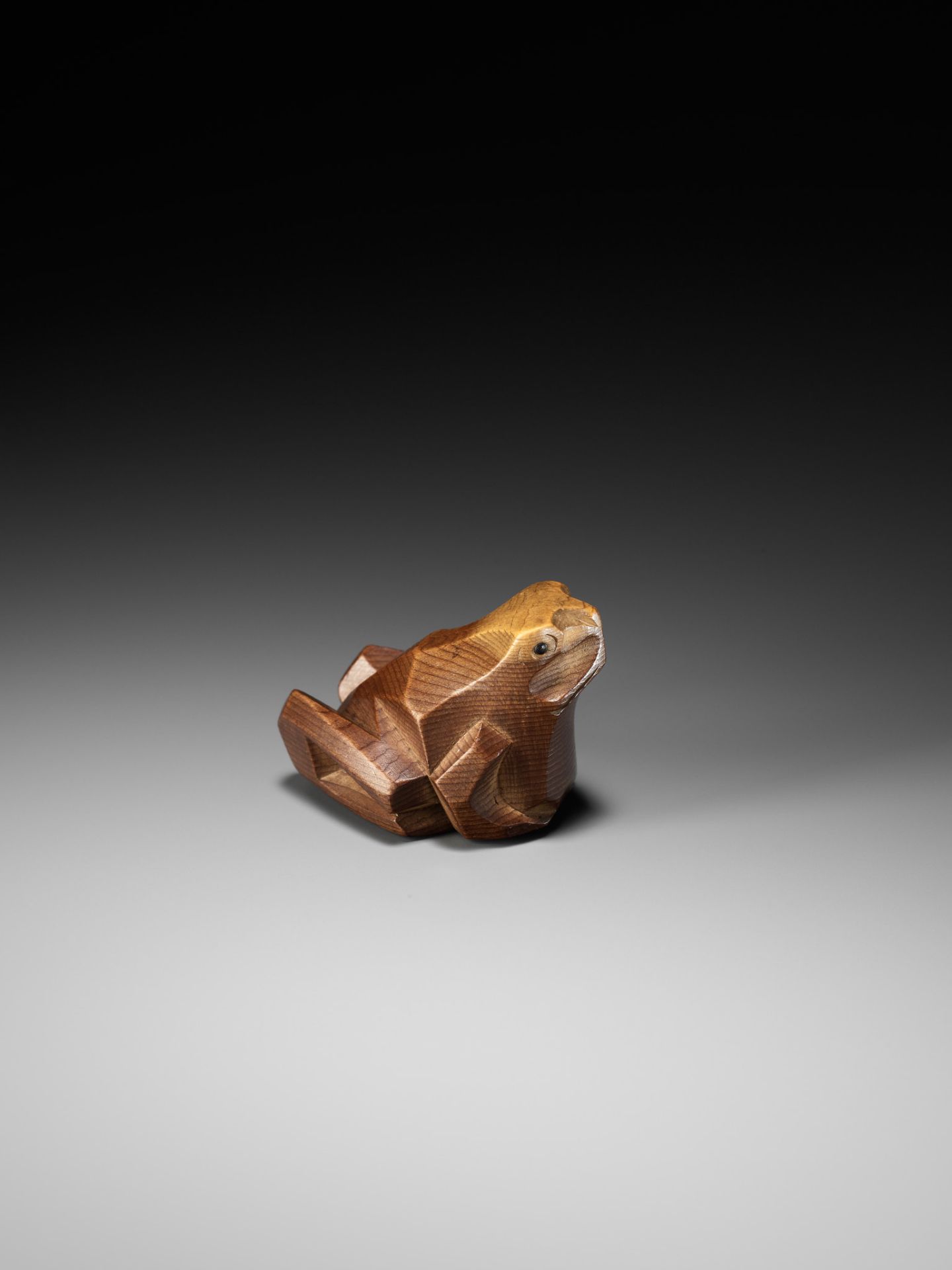 SUKESADA: A RARE ITTOBORI YEW WOOD NETSUKE OF A CROUCHING FROG - Bild 3 aus 11