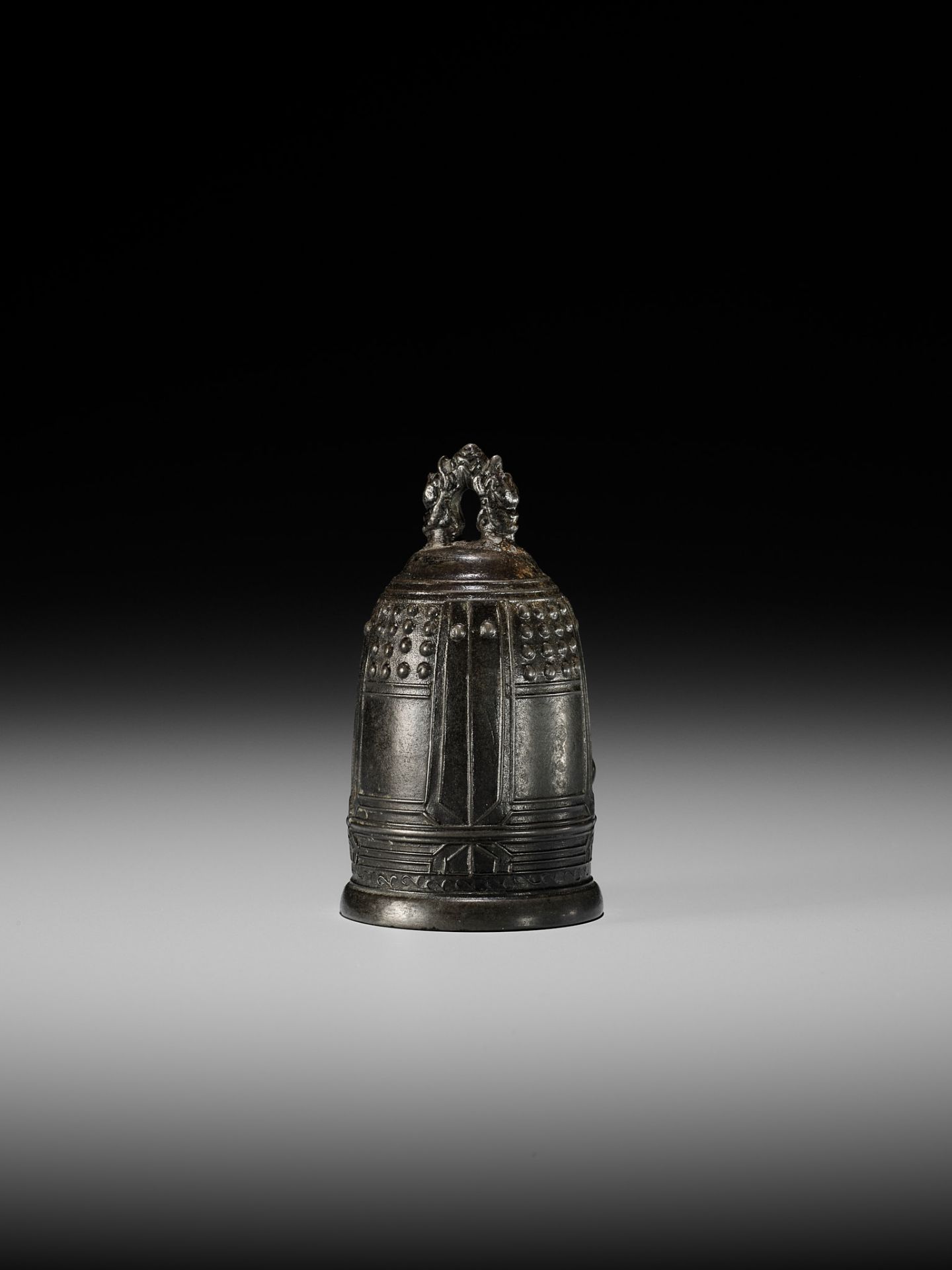 A VERY RARE BRONZE NETSUKE OF A TEMPLE BELL, BONSHO - Bild 7 aus 8