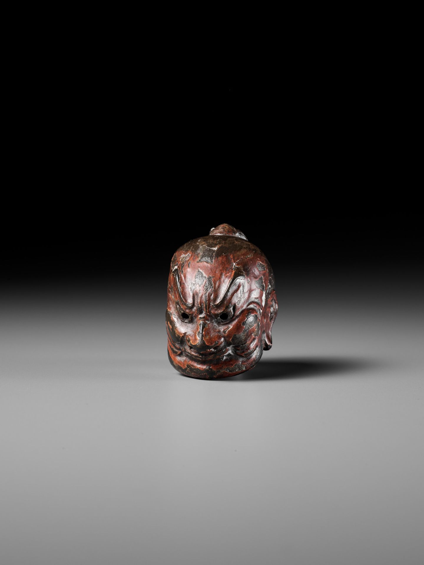 TESSAI: A LACQUERED WOOD GIGAKU MASK NETSUKE OF KONGO RIKISHI (NIO) - Bild 7 aus 15