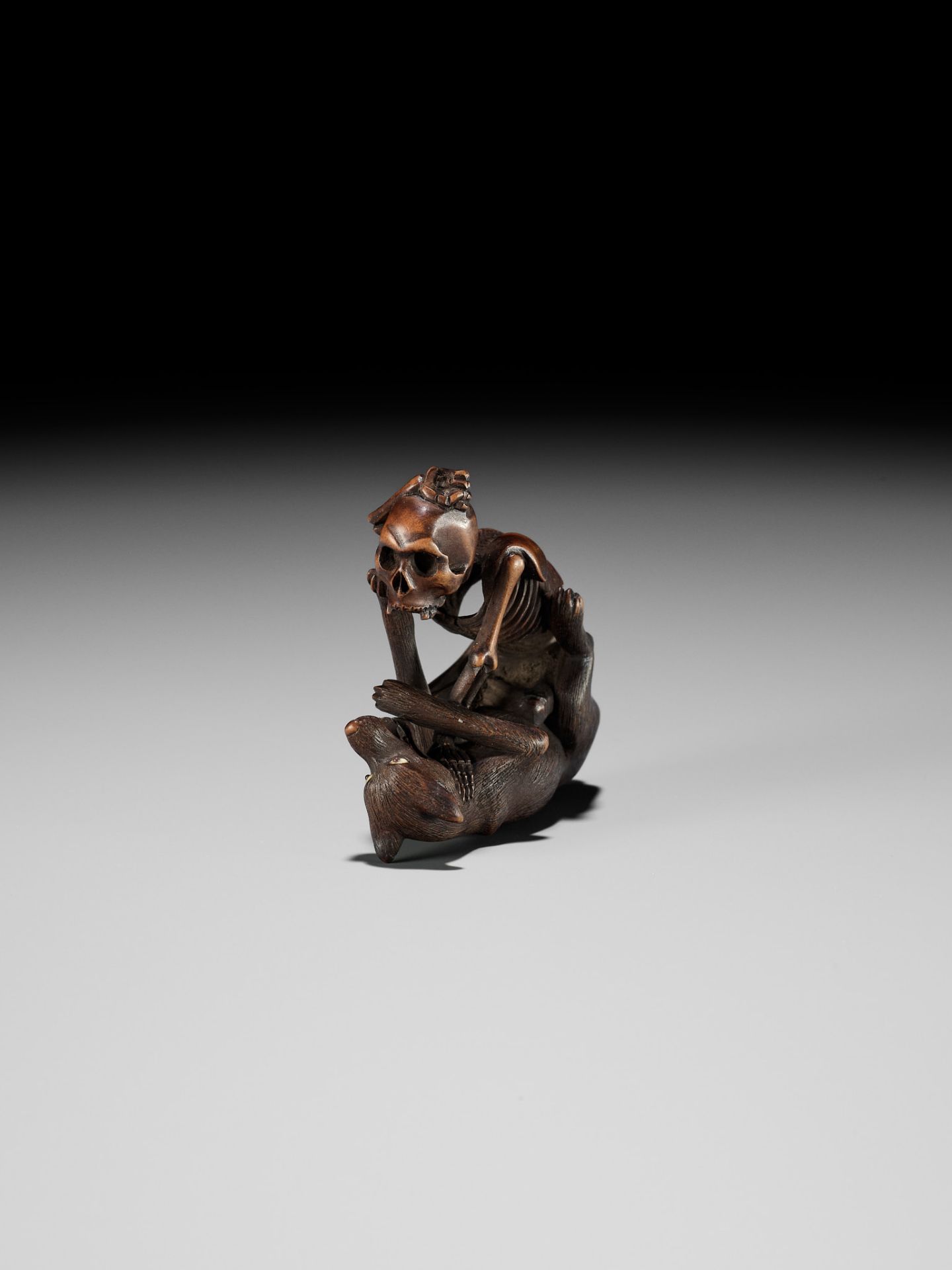 A FINE WOOD NETSUKE OF A WOLF AND SKELETON, ATTRIBUTED TO SHOKO SUGONOYA - Image 9 of 15