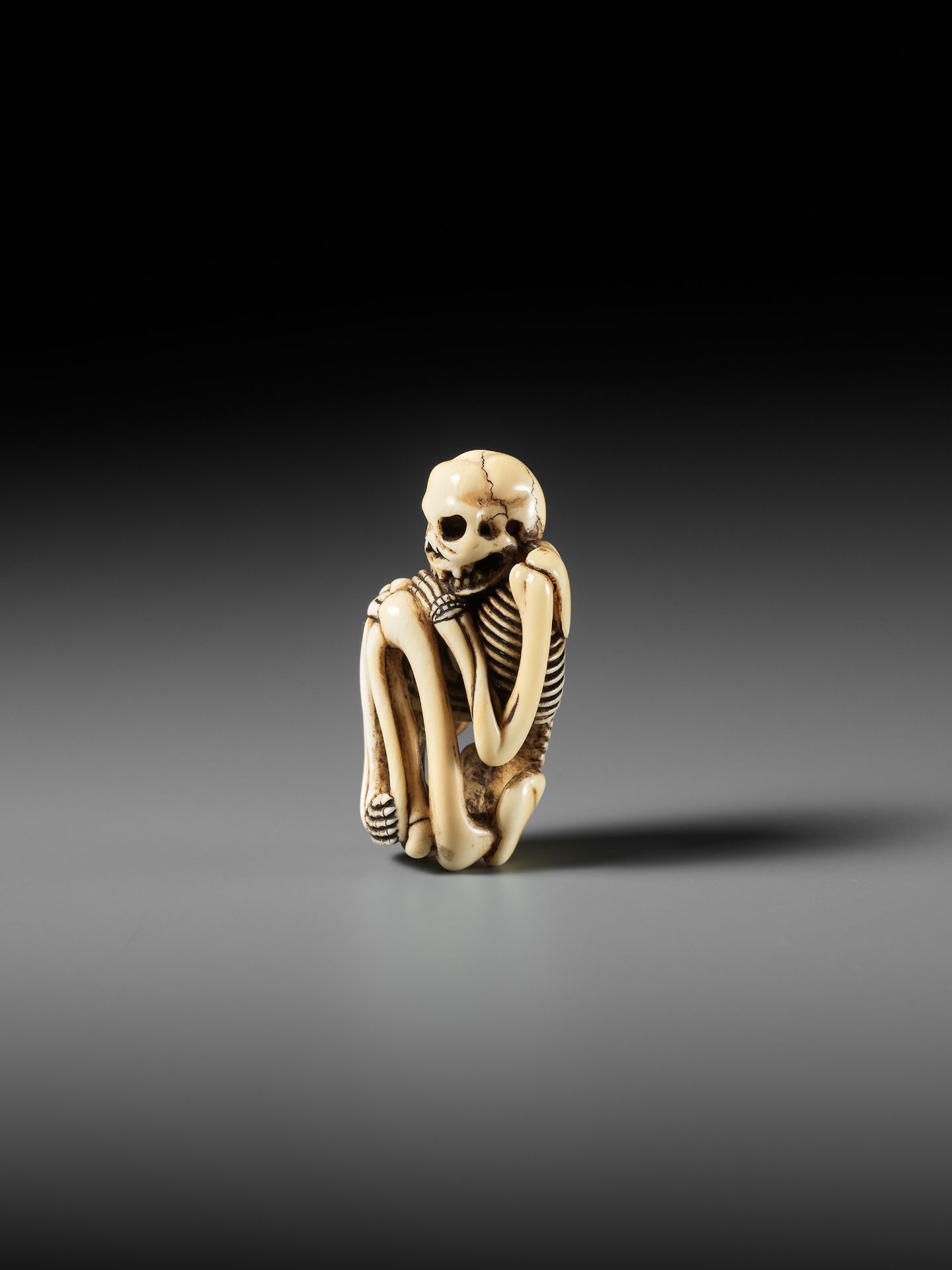 A FINE IVORY NETSUKE OF A SKELETON - Image 8 of 13