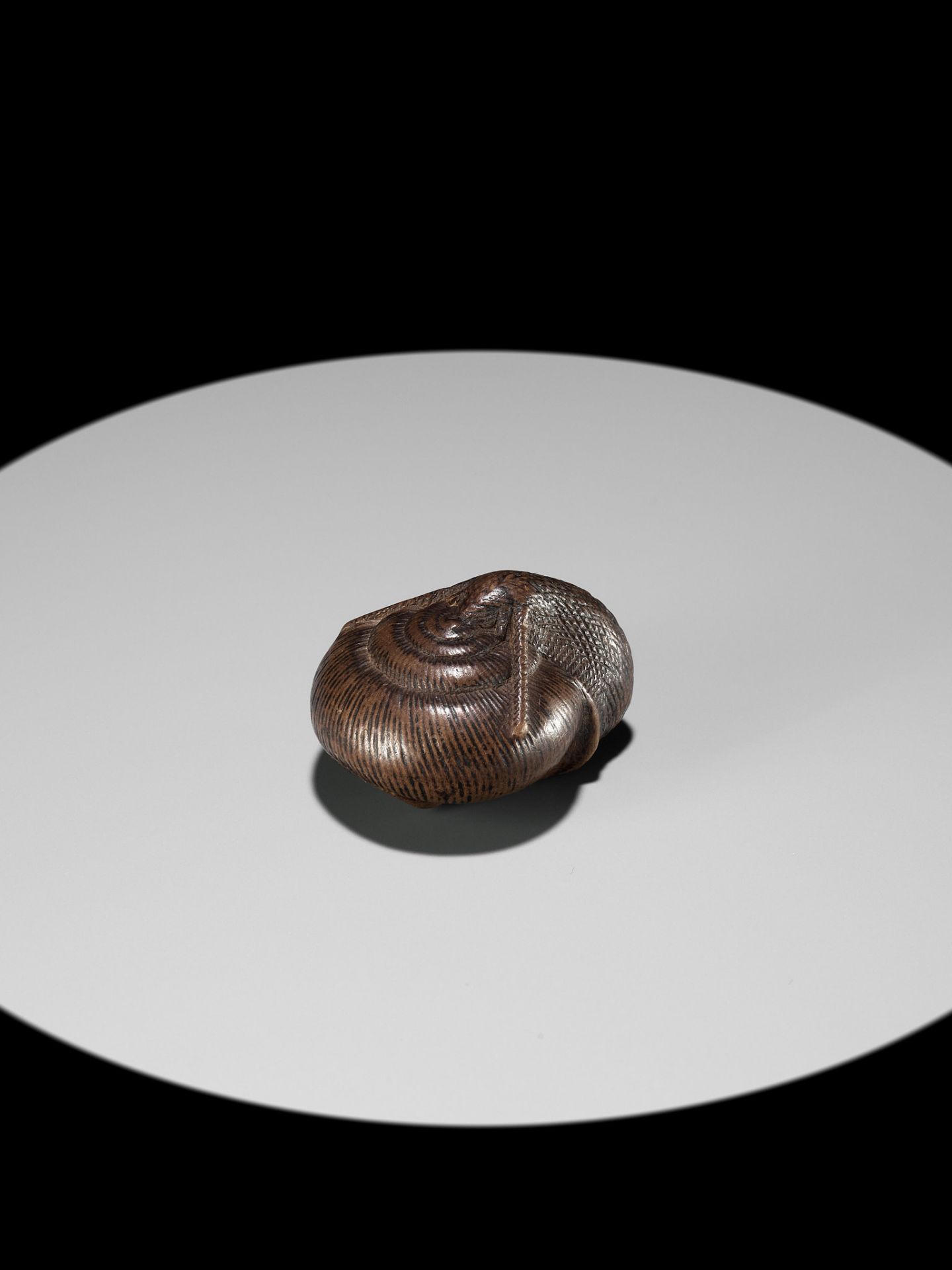 SARI: A FINE WOOD NETSUKE OF A SNAIL EMERGING FROM ITS SHELL - Bild 4 aus 17