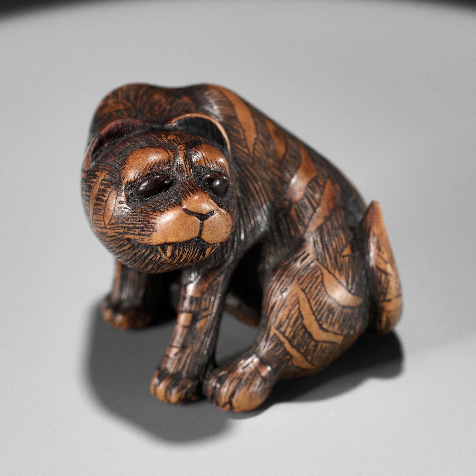 SHIGEKAZU: A FINE WOOD NETSUKE OF A TIGER - Bild 2 aus 15