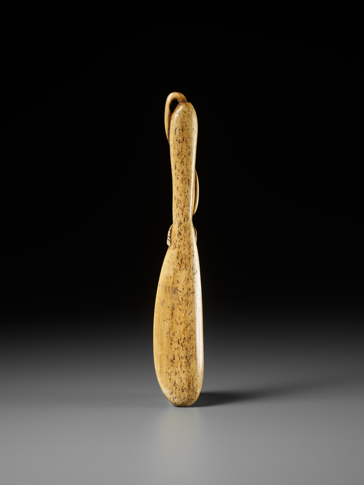 AN ANTLER SASHI NETSUKE OF A GOURD, SCHOOL OF OZAKI KOKUSAI - Image 2 of 8