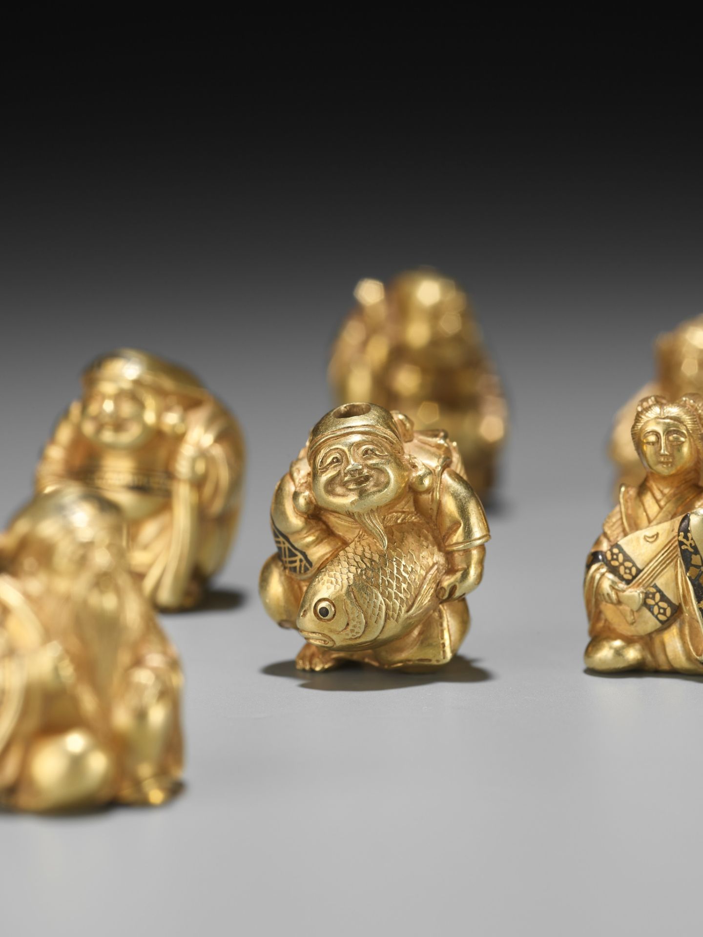 TAKACHIKA: A VERY RARE SOLID GOLD OJIME SET OF THE SEVEN LUCKY GODS (SHICHIFUKUJIN) - Bild 3 aus 61