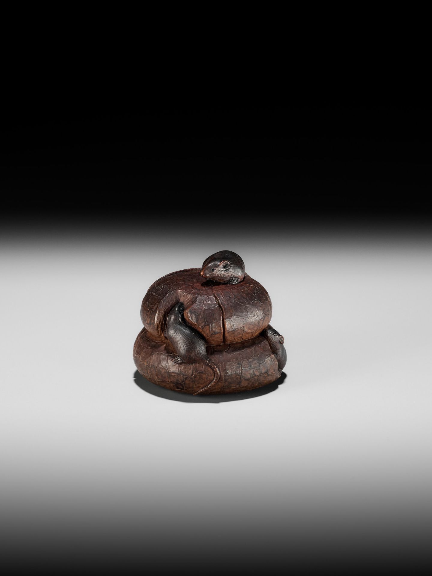 TADASHIGE: A FINE WOOD NETSUKE OF THREE RATS NIBBLING ON KAGAMI MOCHI - Bild 4 aus 12