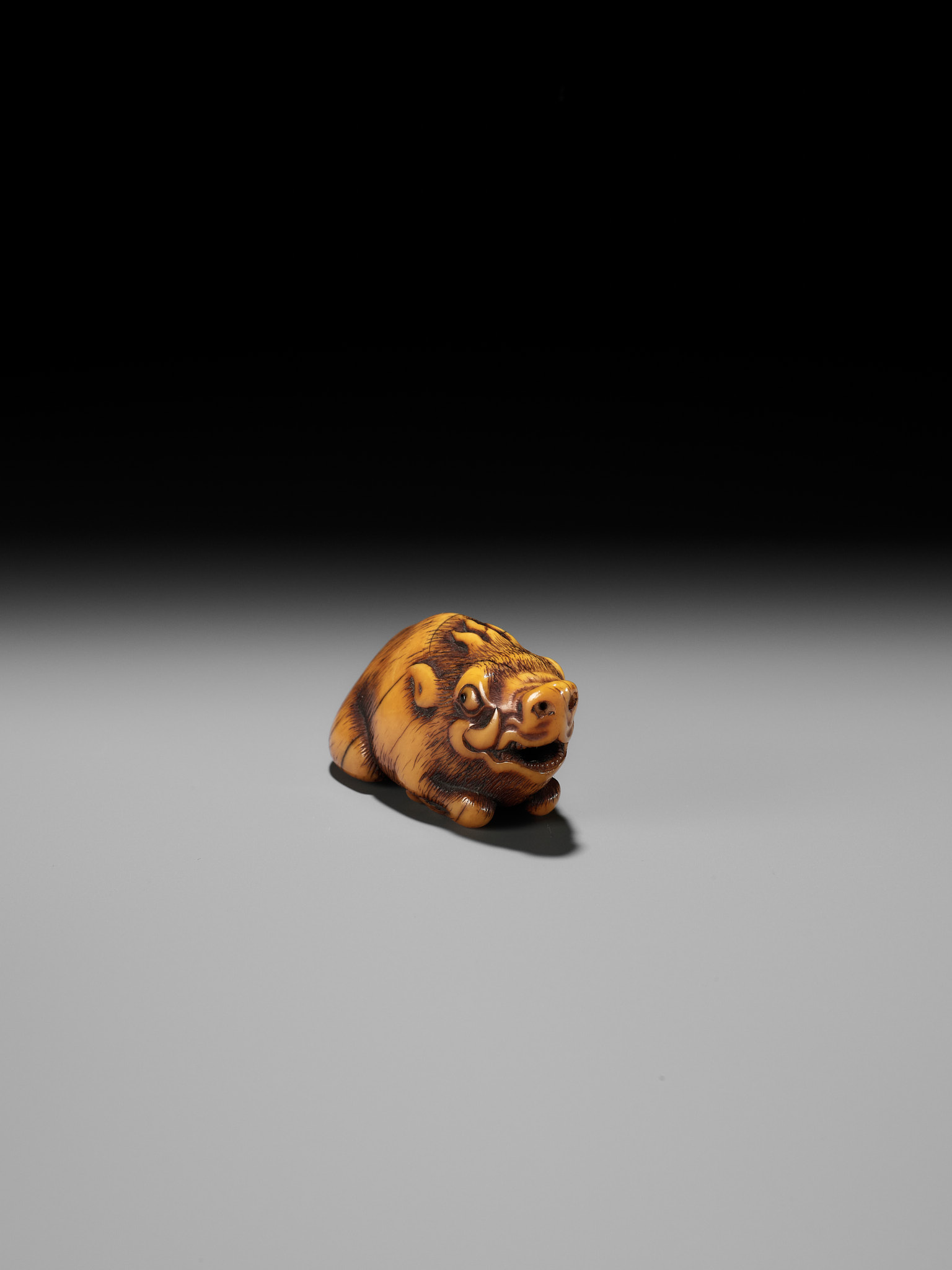 A KYOTO SCHOOL IVORY NETSUKE OF A FRIGHTENED RECLINING BOAR, SIGNED TOMOTADA - Bild 10 aus 19