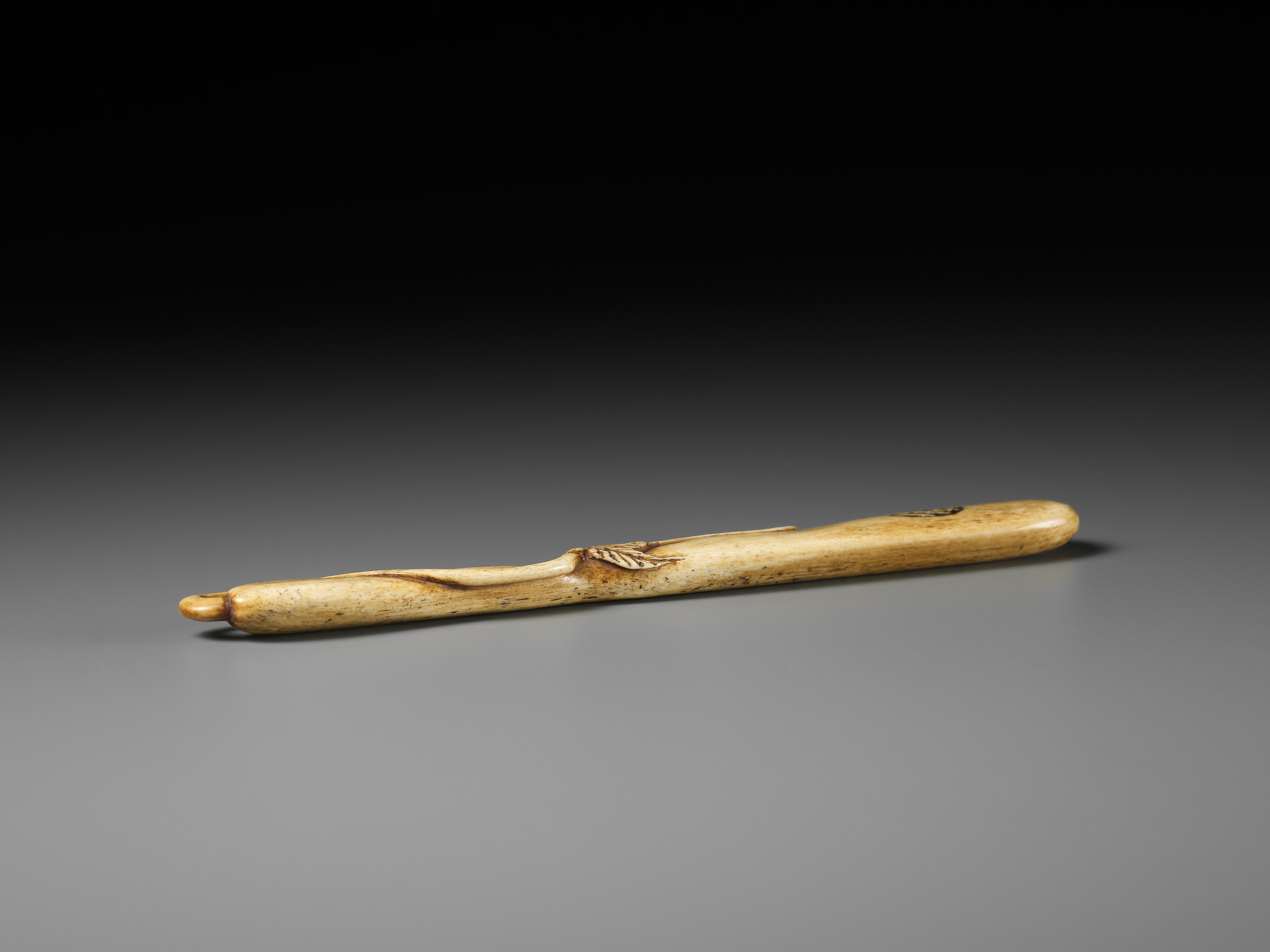 AN ANTLER SASHI NETSUKE OF A GOURD, SCHOOL OF OZAKI KOKUSAI - Image 8 of 8