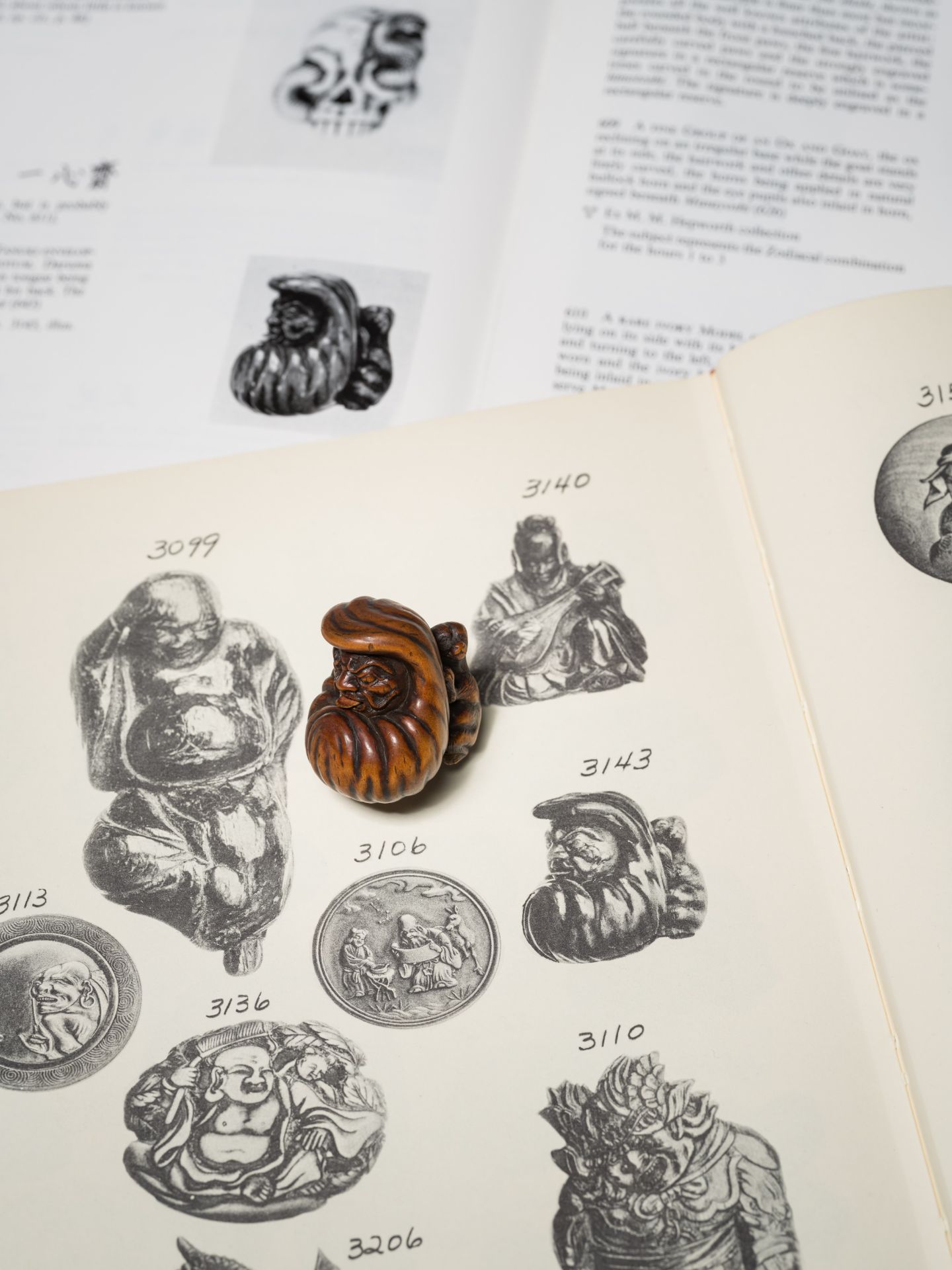 ISSHINSAI: A HUMOROUS WOOD NETSUKE OF TANUKI WITH A MAGICAL DARUMA DOLL SCROTUM - Bild 7 aus 16