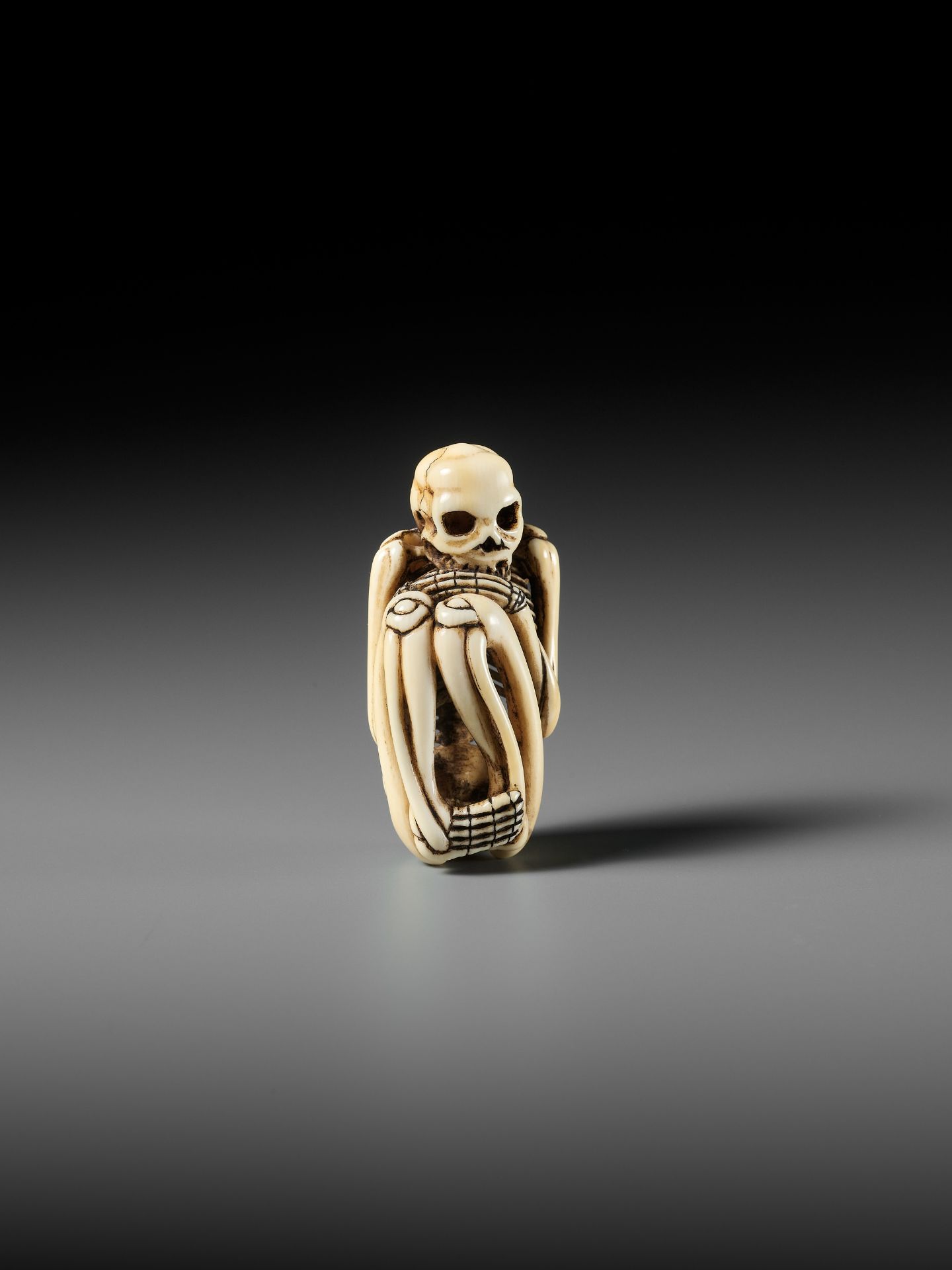 A FINE IVORY NETSUKE OF A SKELETON - Image 10 of 13