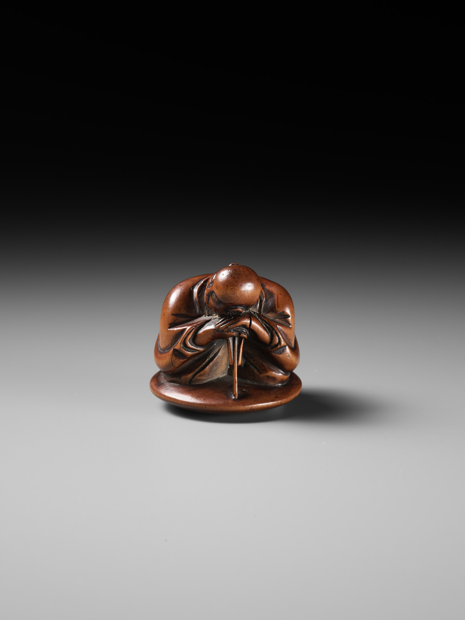 A REMARKABLE AND EARLY WOOD NETSUKE OF A SLEEPING ACTOR - Image 4 of 9