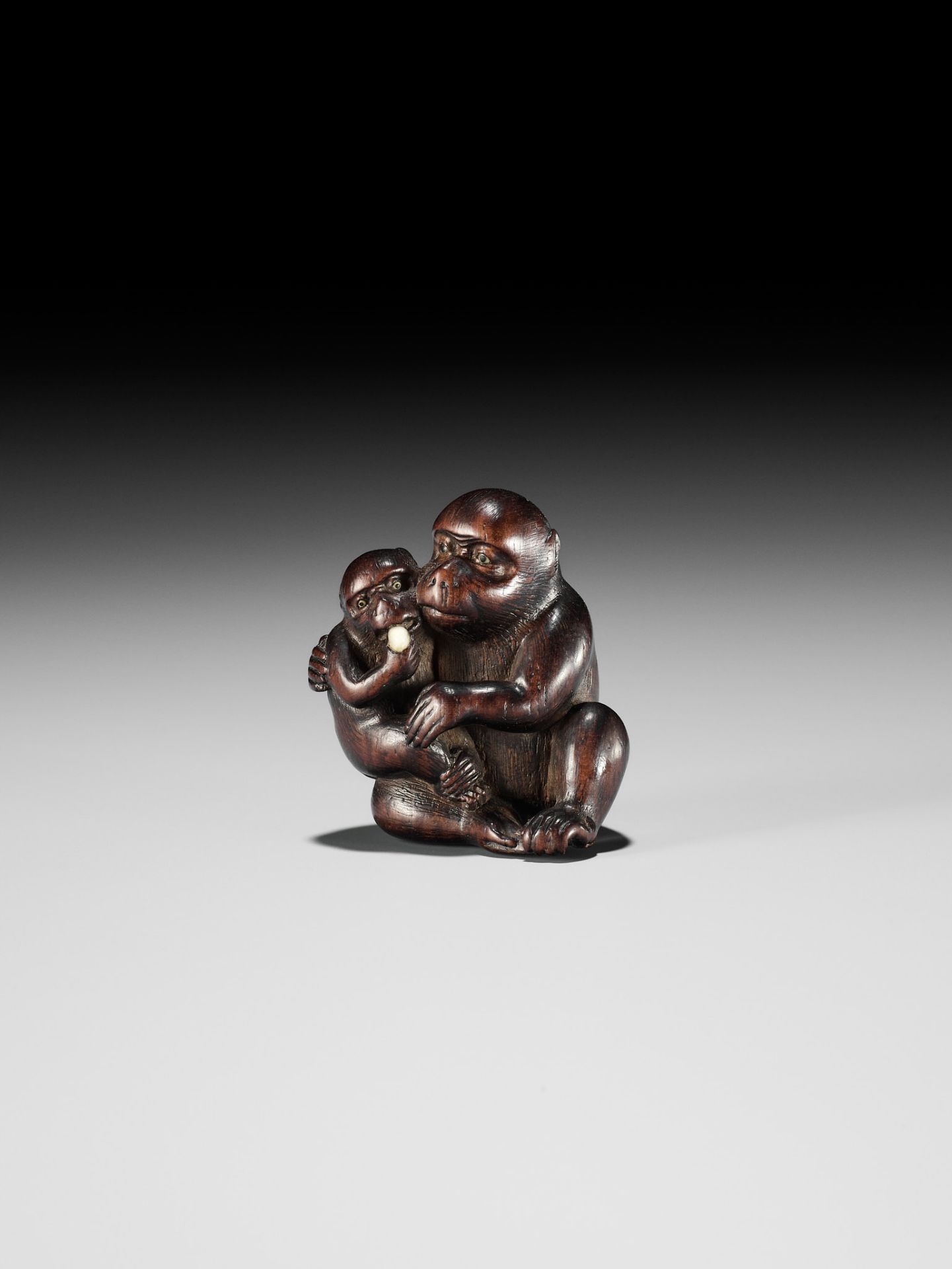 HIDECHIKA: A CHARMING INLAID WOOD NETSUKE OF A MONKEY FEEDING YOUNG - Bild 2 aus 10