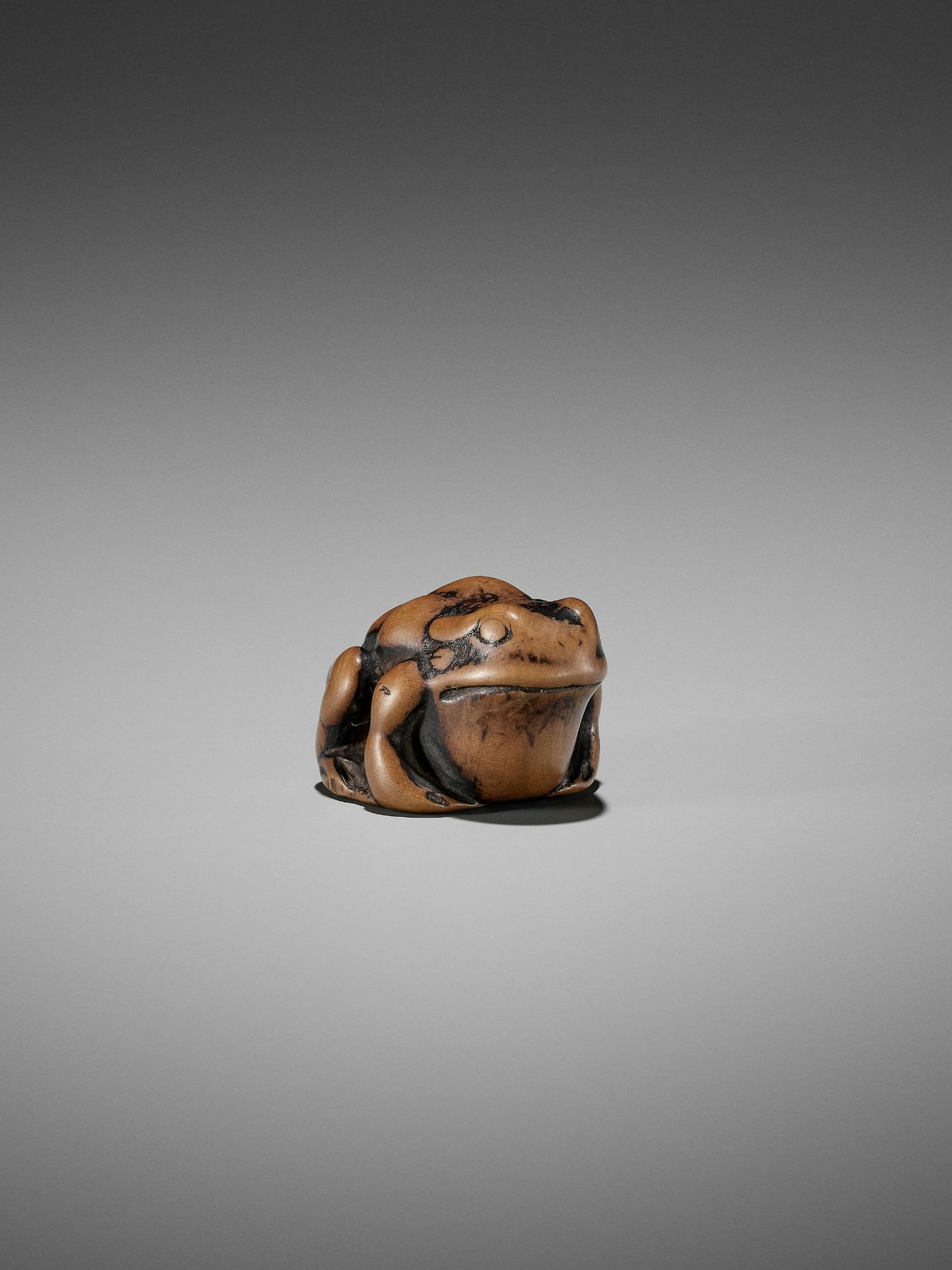 AN EARLY WOOD NETSUKE OF A TOAD - Bild 7 aus 12