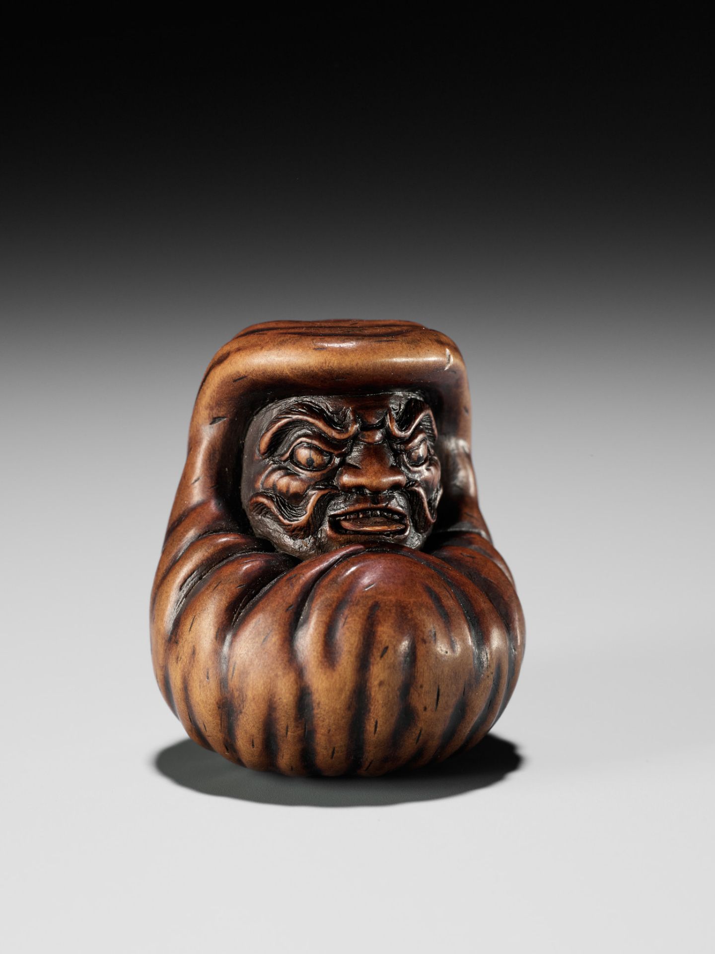 ISSHINSAI: A HUMOROUS WOOD NETSUKE OF TANUKI WITH A MAGICAL DARUMA DOLL SCROTUM - Bild 3 aus 16