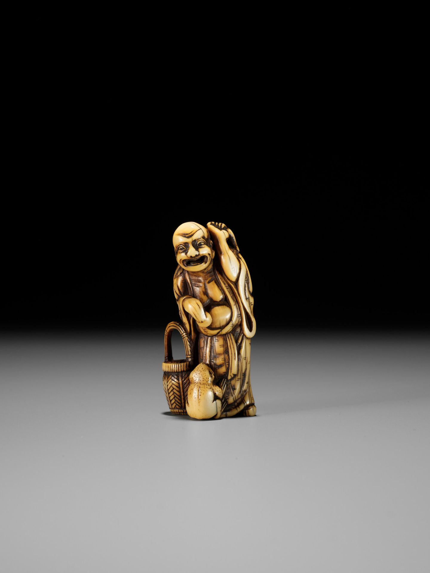 A FINE IVORY NETSUKE OF GAMA SENNIN - Bild 3 aus 13