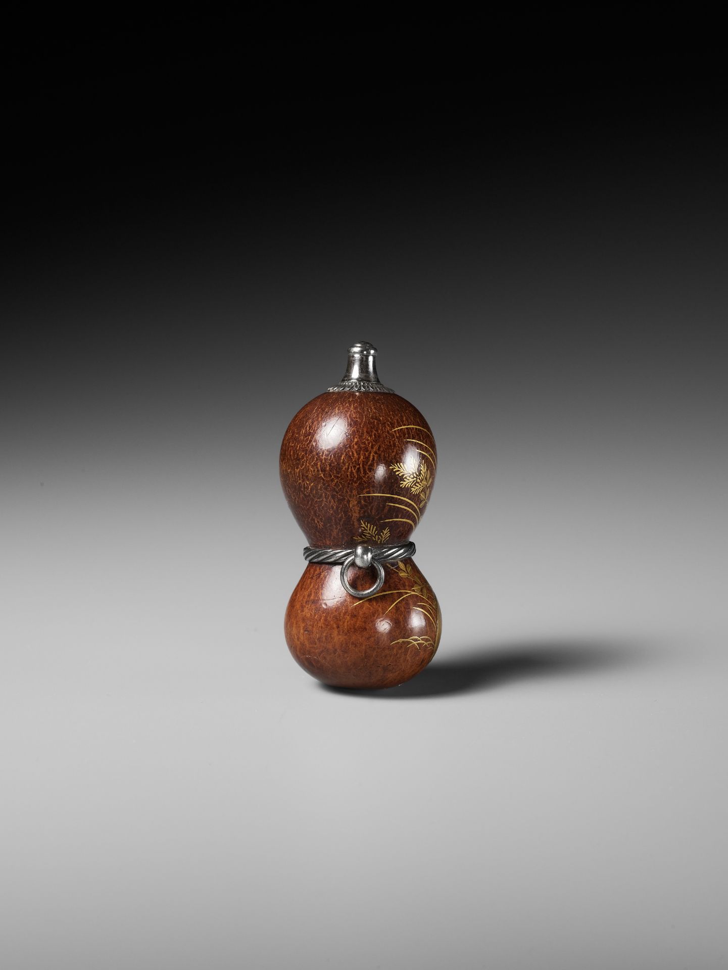 A FINE AND LARGE LACQUERED GOURD NETSUKE WITH A CHUBBY HARE AMONGST AUTUMN GRASSES - Image 7 of 11