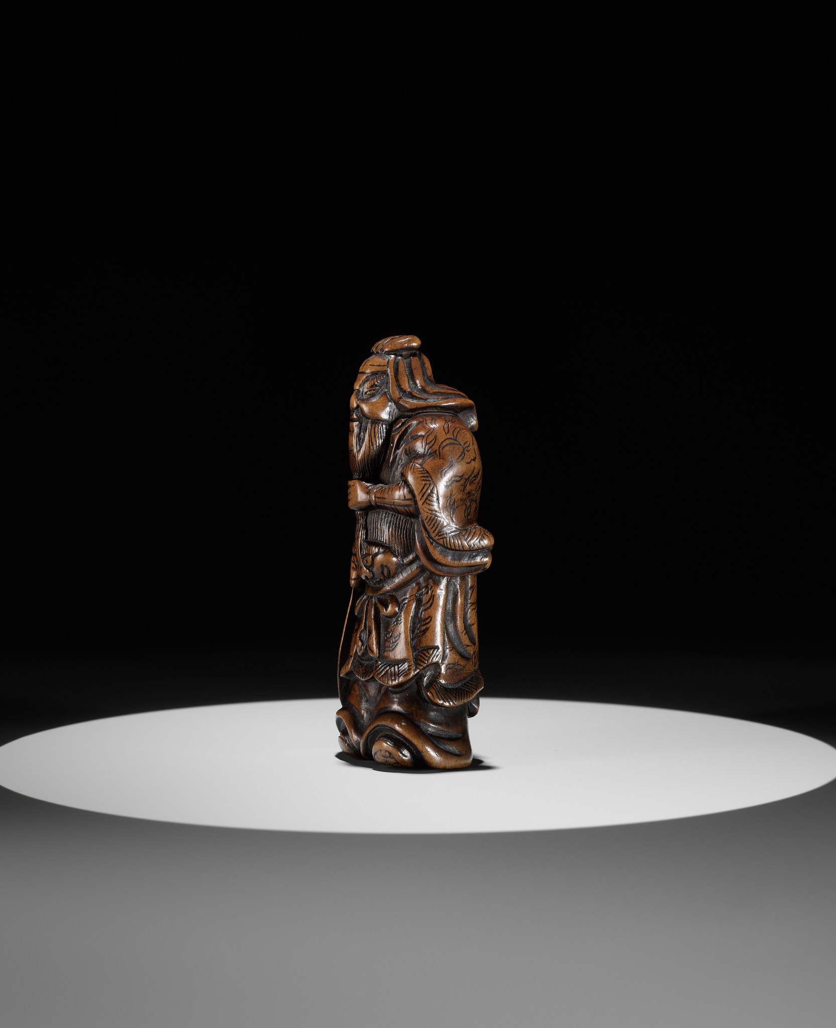 A POWERFUL WOOD NETSUKE OF KAN'U WITH HIS HALBERD - Image 5 of 9