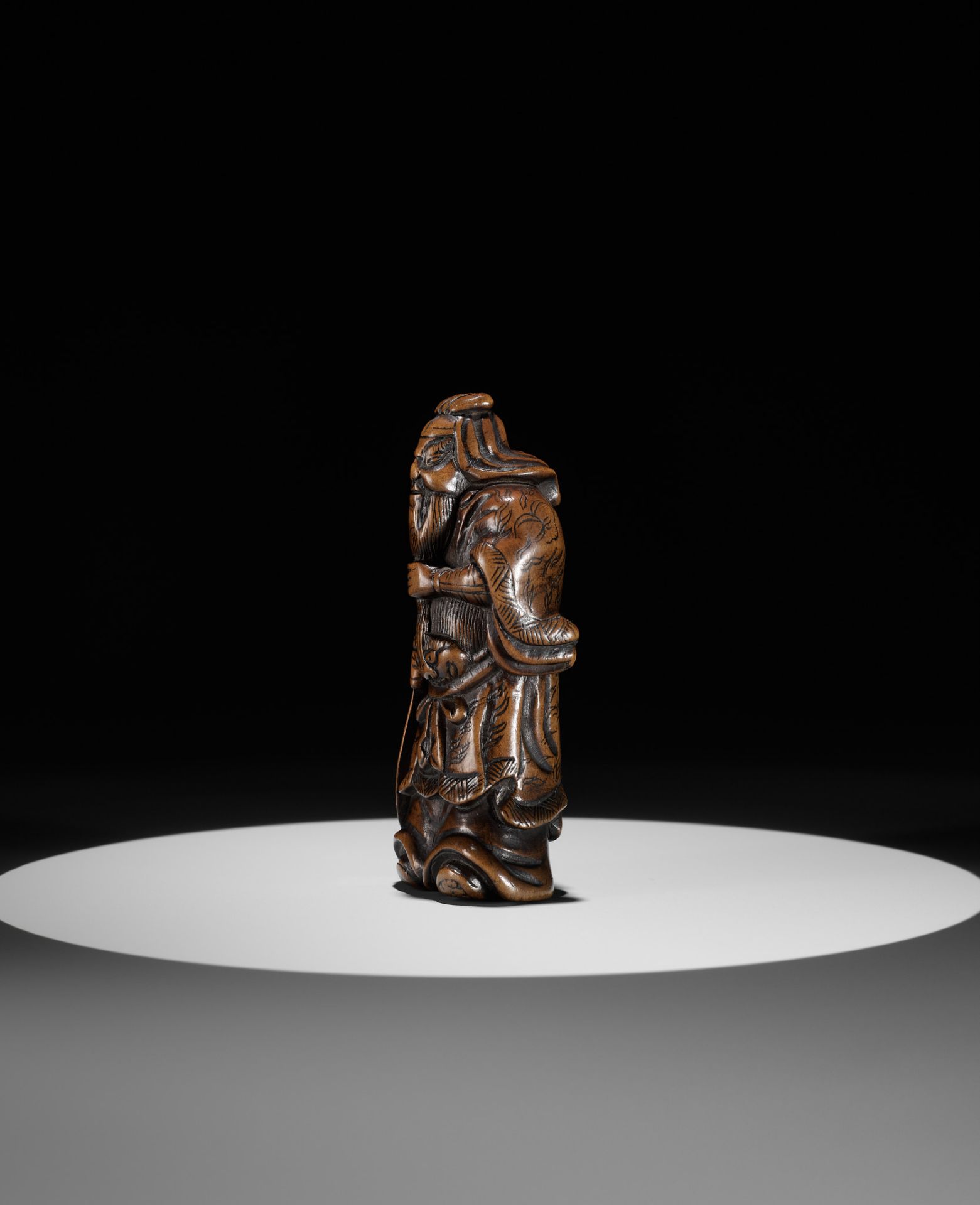 A POWERFUL WOOD NETSUKE OF KAN'U WITH HIS HALBERD - Bild 5 aus 9