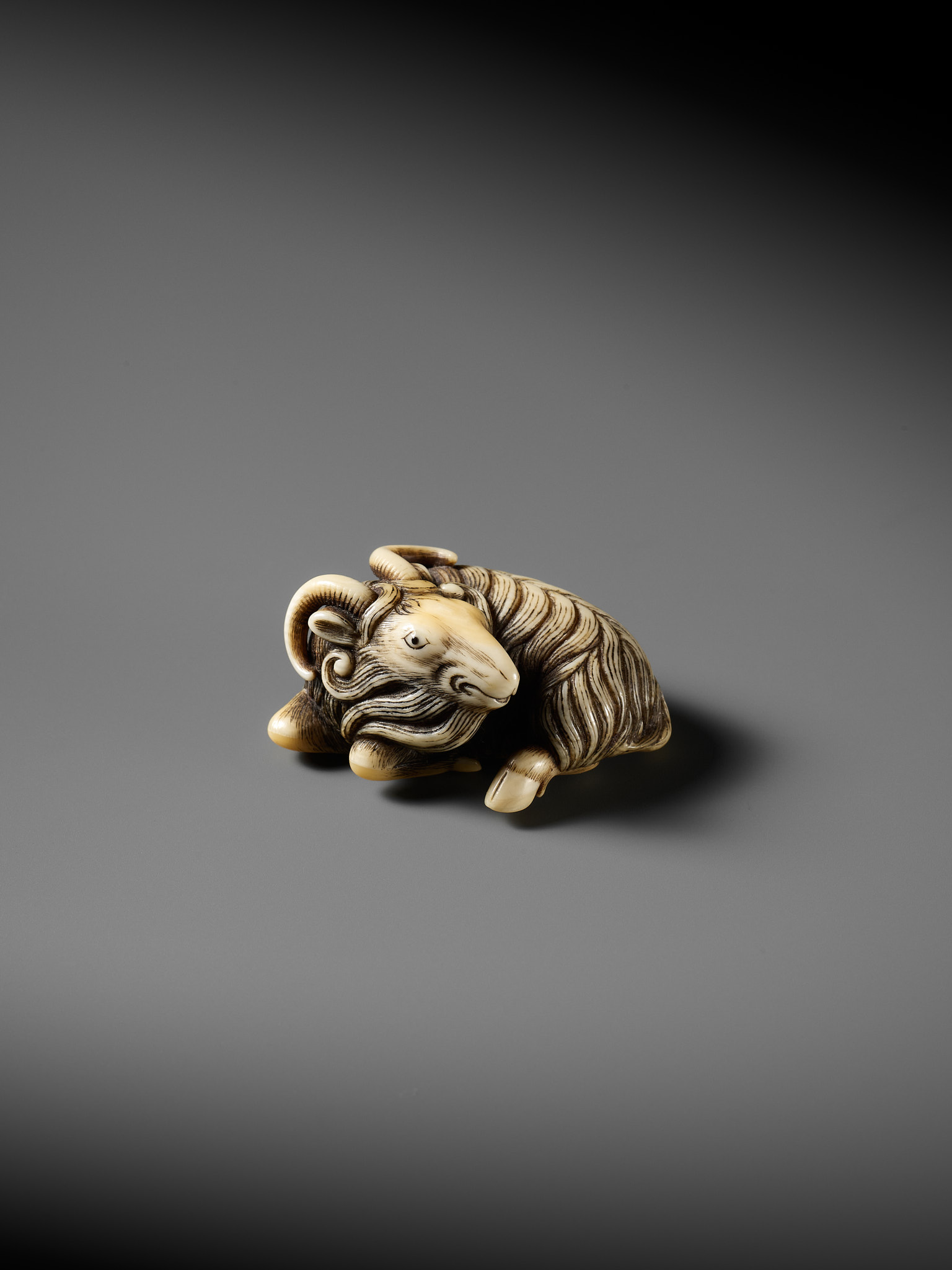 A FINE MARINE IVORY NETSUKE OF A RECLINING GOAT - Bild 9 aus 12