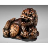 A FINE TANBA SCHOOL WOOD NETSUKE OF A SHISHI WITH YOUNG