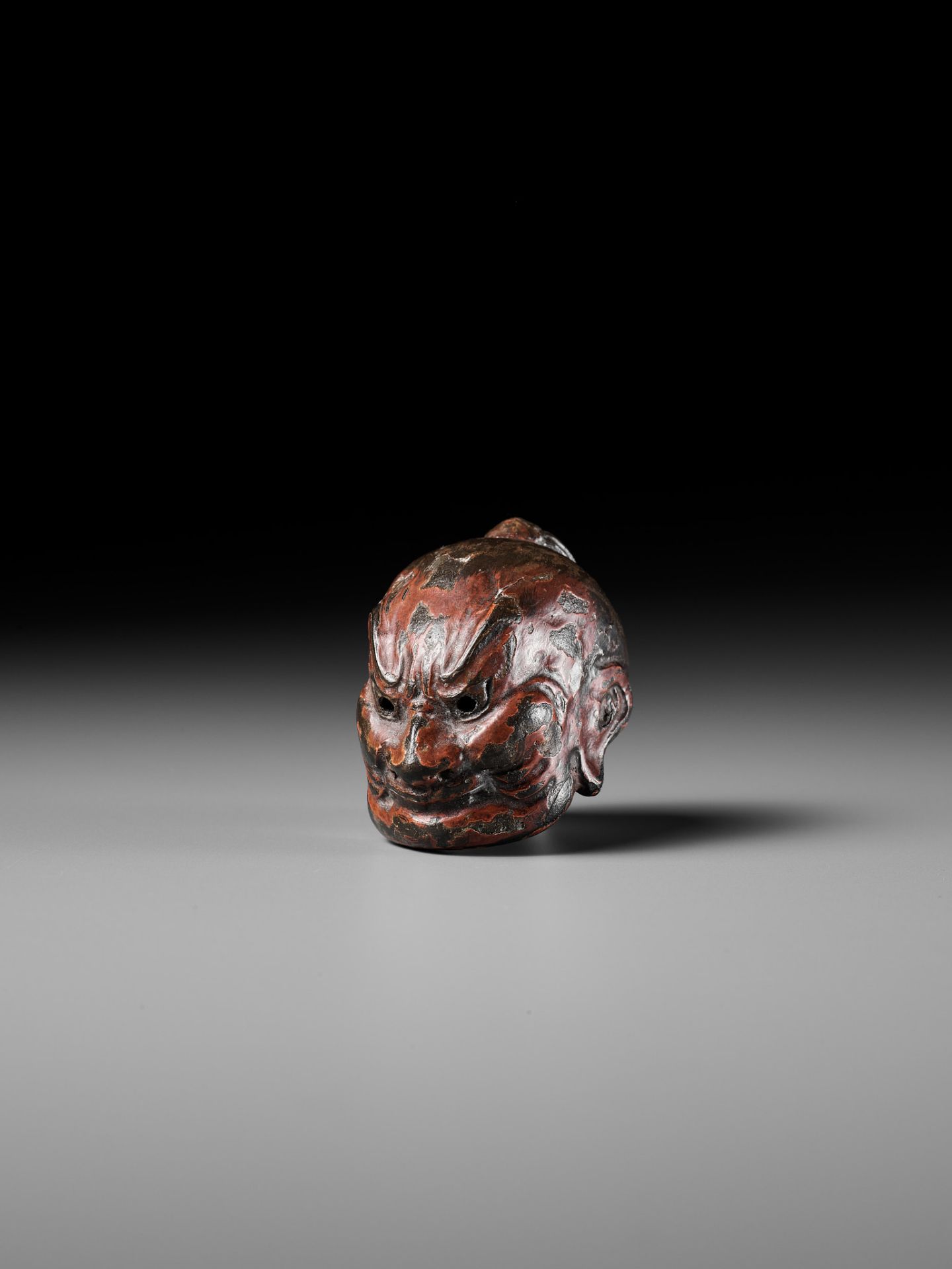 TESSAI: A LACQUERED WOOD GIGAKU MASK NETSUKE OF KONGO RIKISHI (NIO) - Image 9 of 15