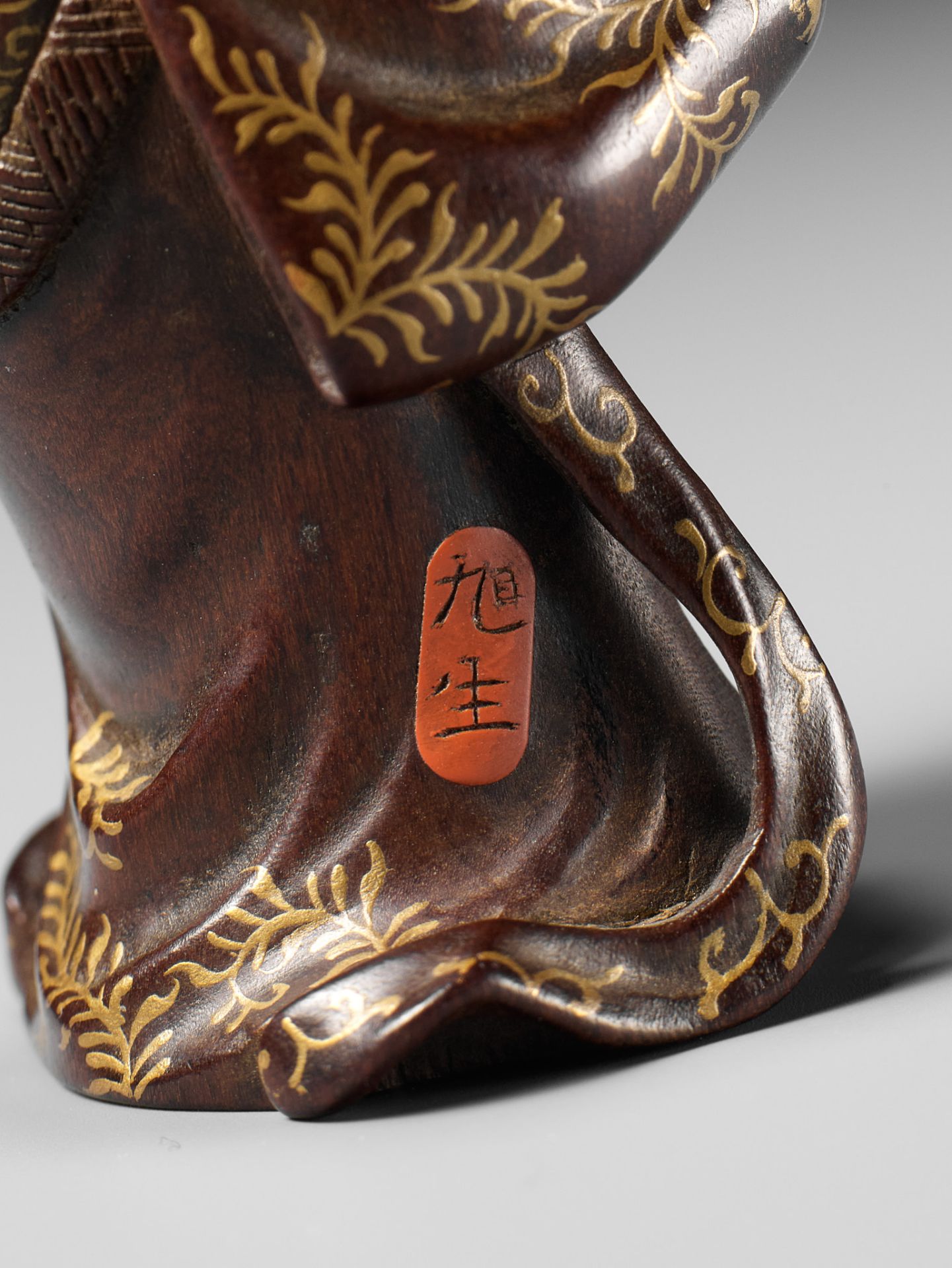 KYOKUSEI: A SUPERB AND LARGE LACQUERED AND INLAID WOOD NETSUKE OF BENTEN - Image 14 of 15