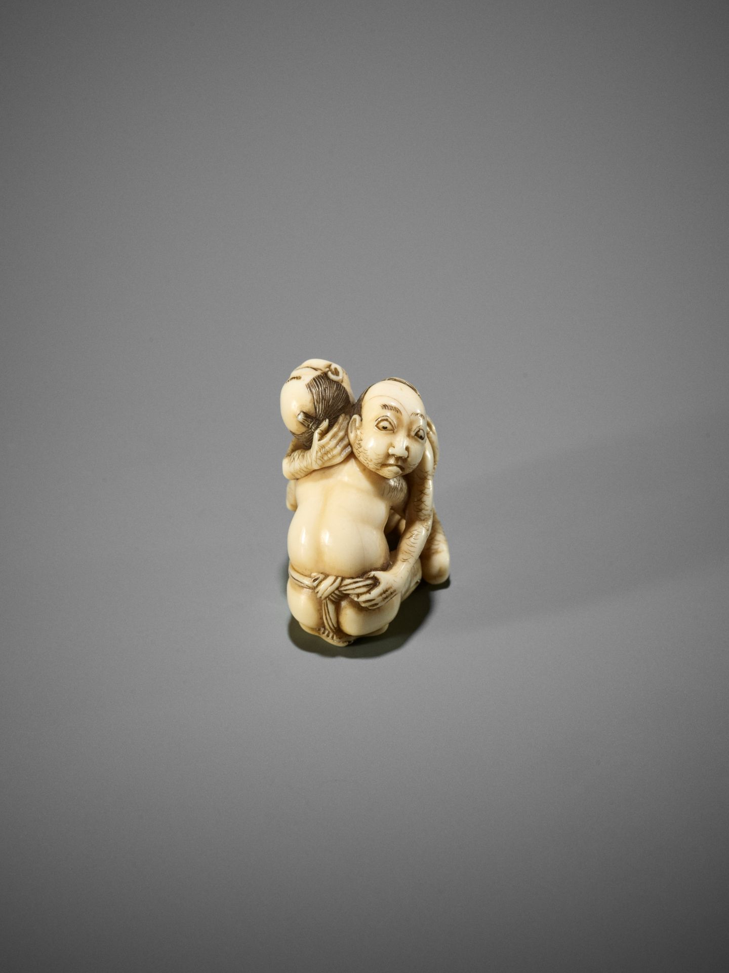 DORAKU: A SUPERB IVORY NETSUKE OF TWO WRESTLING DRUNKS - Bild 10 aus 23