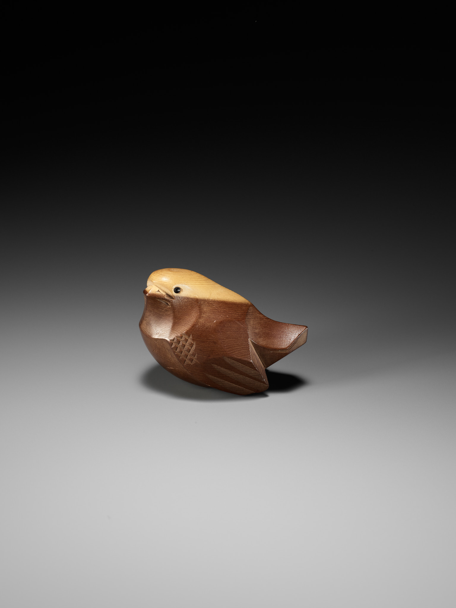 SUKENAO: A CHARMING HIDA SCHOOL ITTOBORI YEW WOOD NETSUKE OF A CHIDORI (PLOVER) - Image 2 of 11